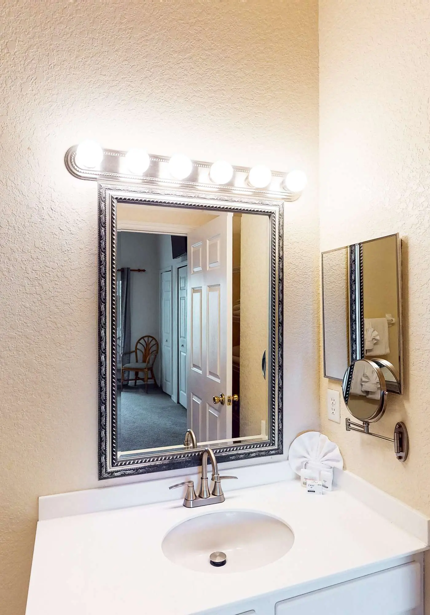 3rd floor condo w/ sauna, restaurant, gym, tennis court, shared pools
