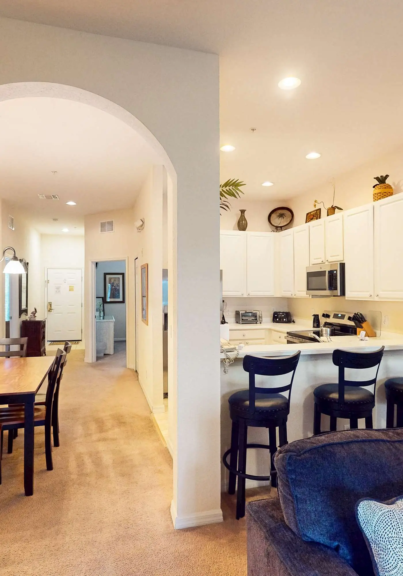 3rd floor condo w/ sauna, restaurant, gym, tennis court, shared pools