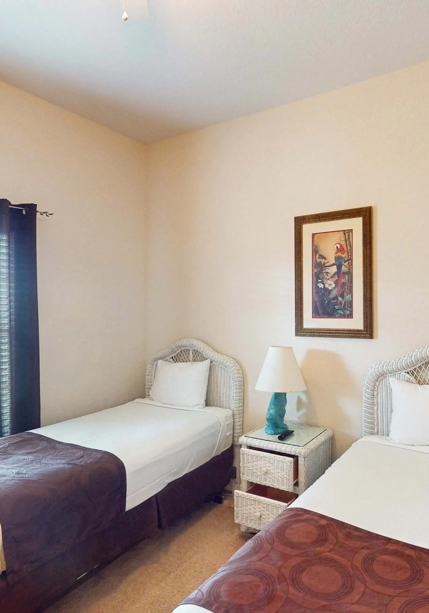 3rd floor condo w/ sauna, restaurant, gym, tennis court, shared pools