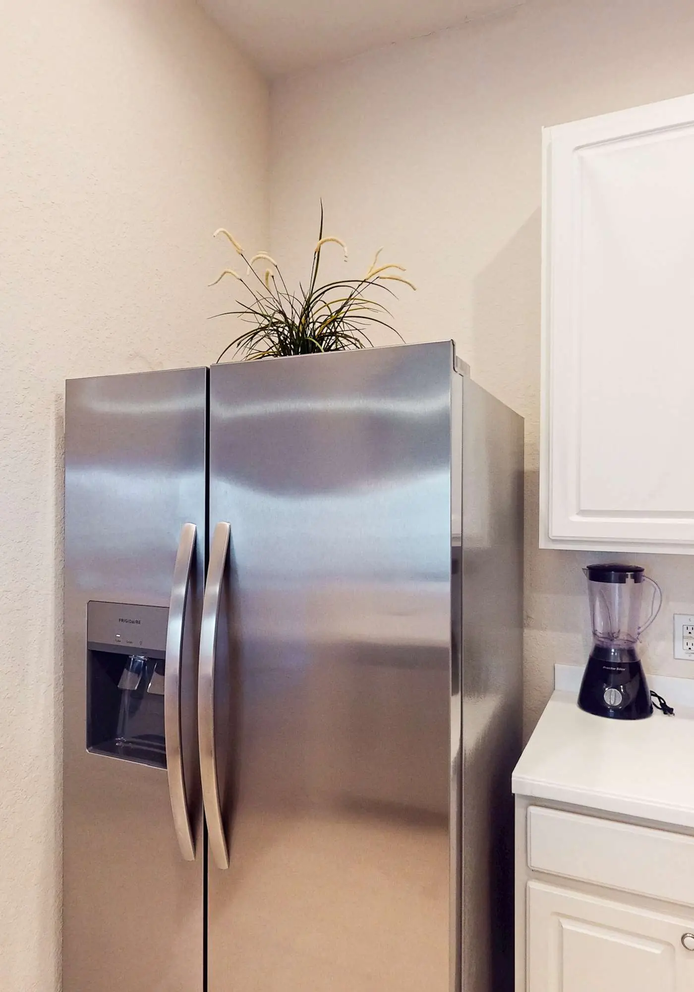 3rd floor condo w/ sauna, restaurant, gym, tennis court, shared pools