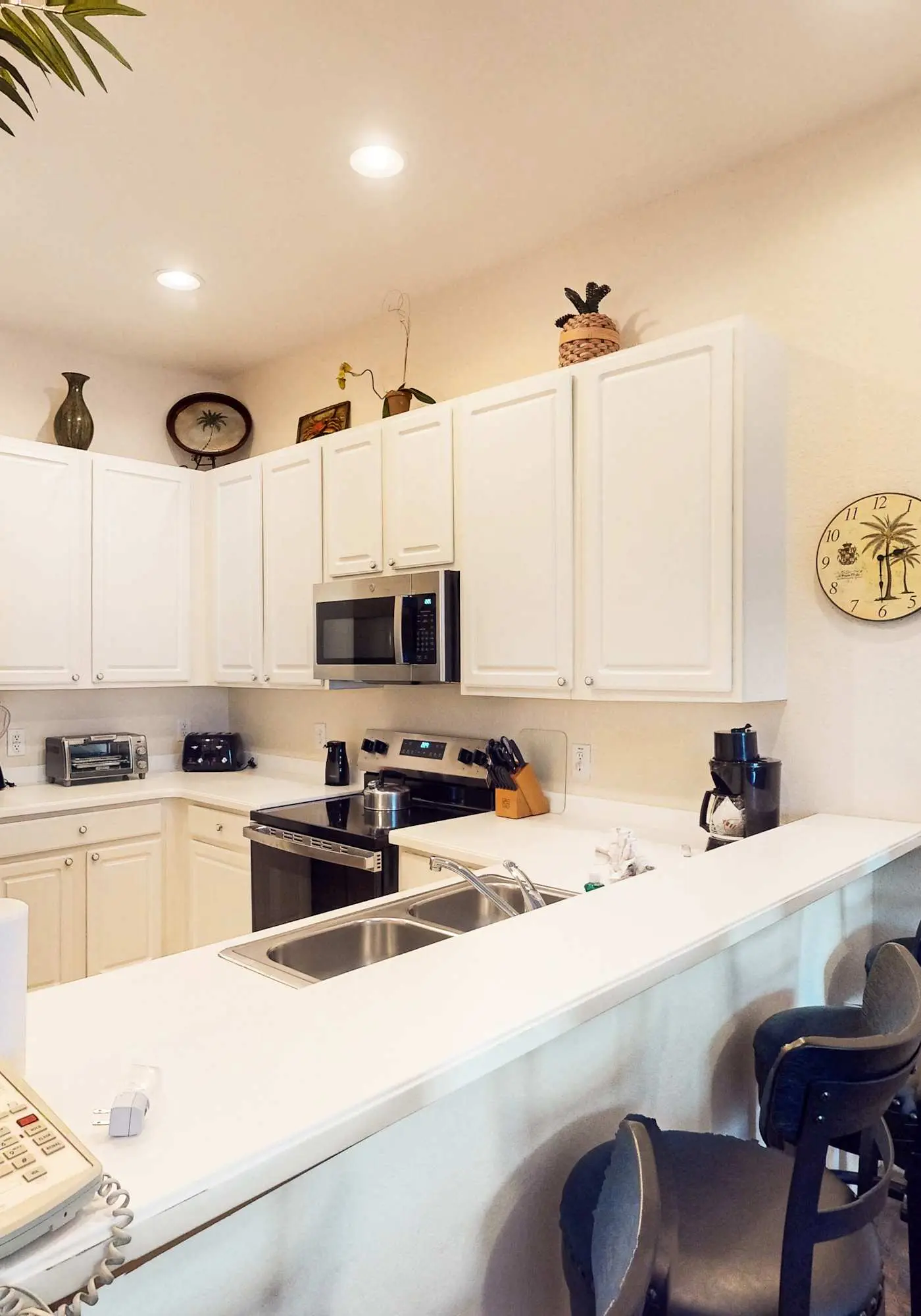 3rd floor condo w/ sauna, restaurant, gym, tennis court, shared pools