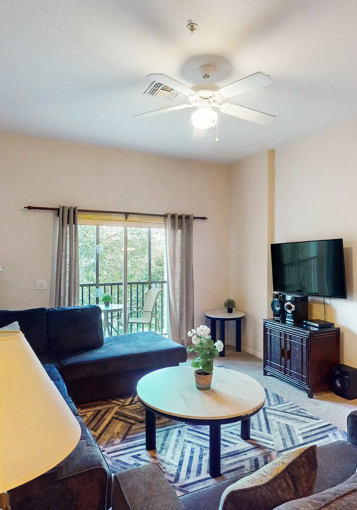 3rd floor condo w/ sauna, restaurant, gym, tennis court, shared pools