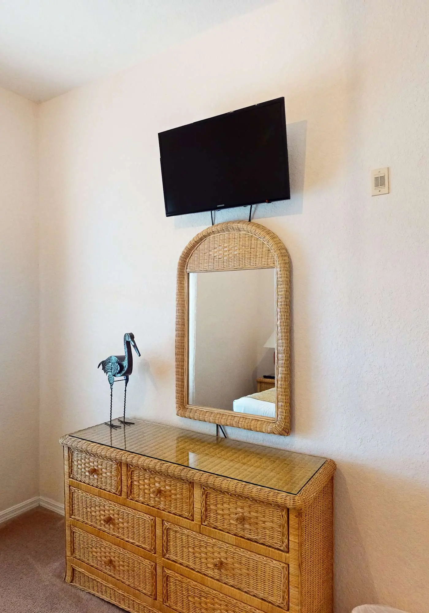 3rd floor condo w/ sauna, restaurant, gym, tennis court, shared pools