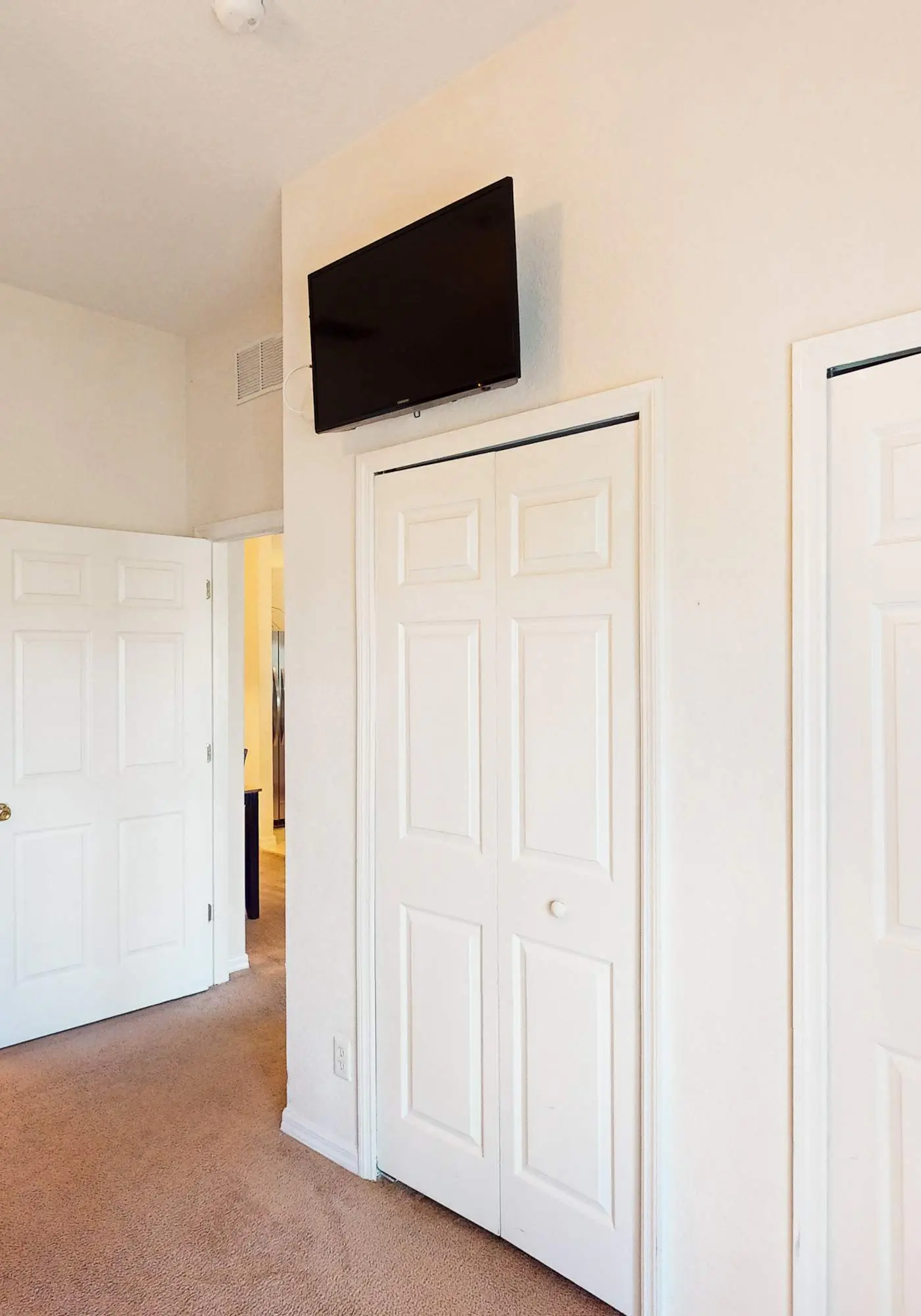 3rd floor condo w/ sauna, restaurant, gym, tennis court, shared pools