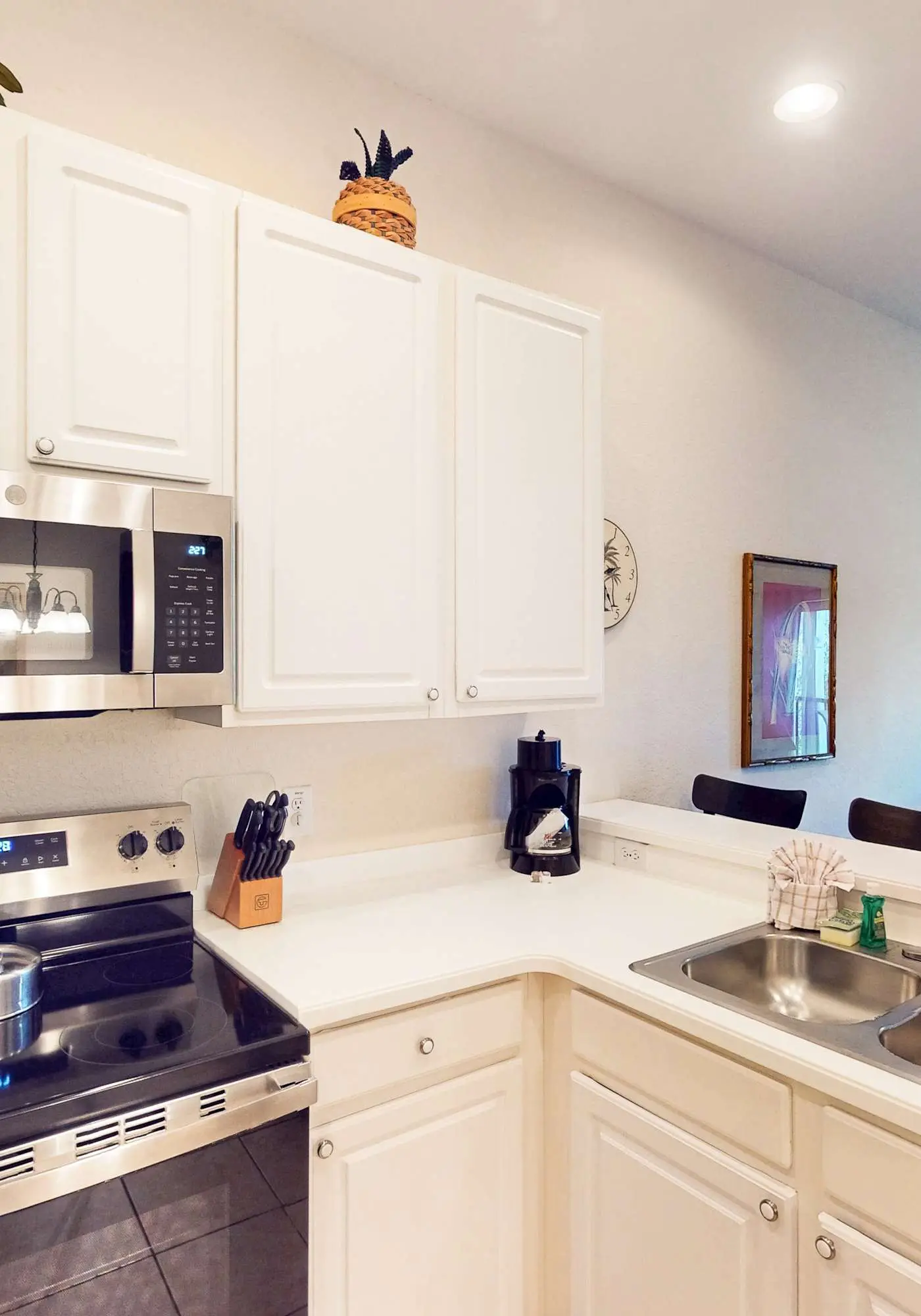 3rd floor condo w/ sauna, restaurant, gym, tennis court, shared pools