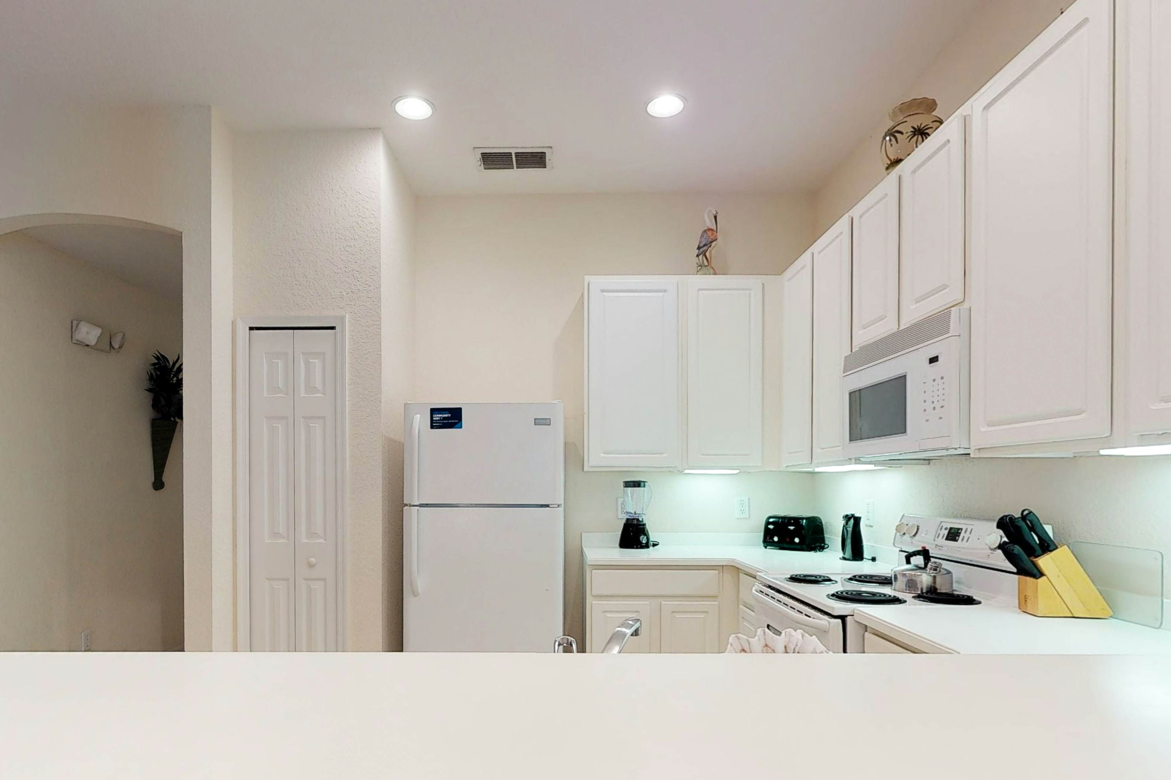 2nd floor condo near theme parks, tennis court, balcony, gym, restaurant