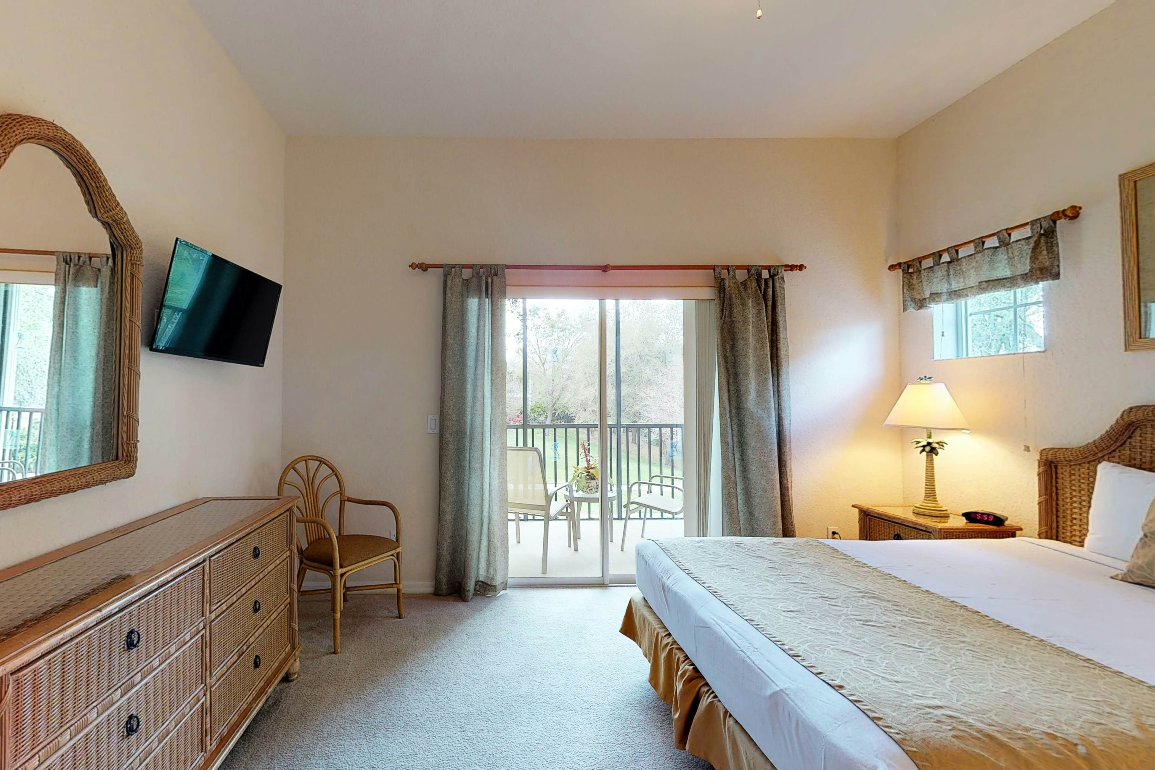 2nd floor condo near theme parks, tennis court, balcony, gym, restaurant