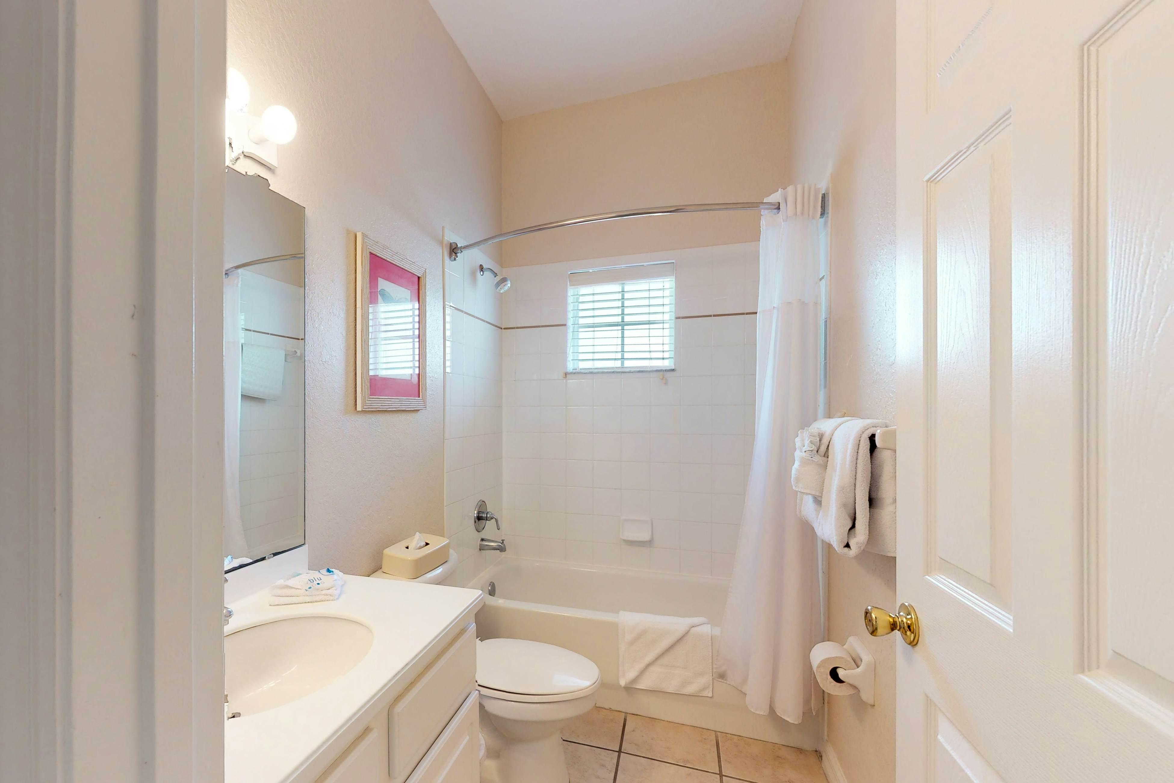 2nd floor condo near theme parks, tennis court, balcony, gym, restaurant