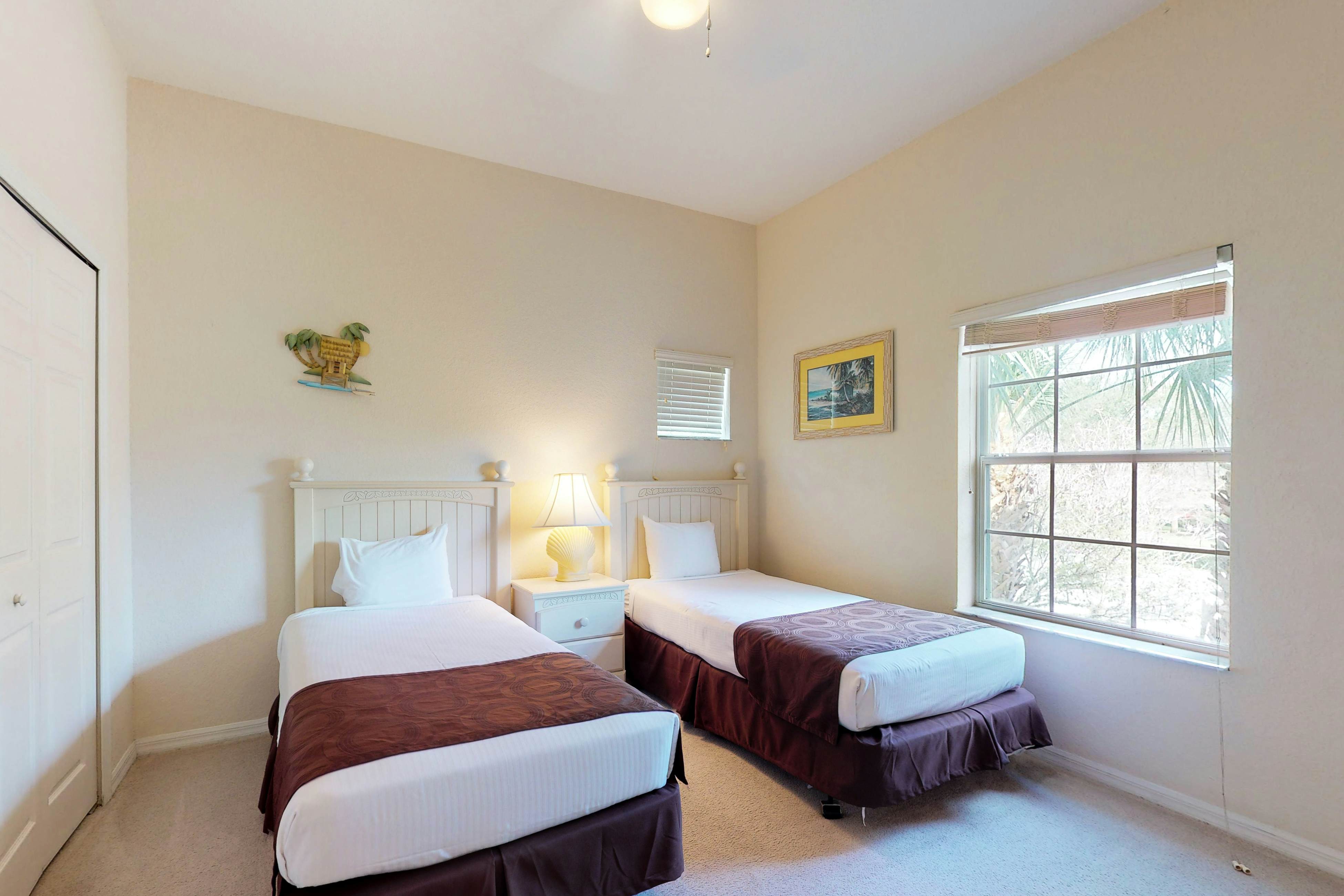 2nd floor condo near theme parks, tennis court, balcony, gym, restaurant