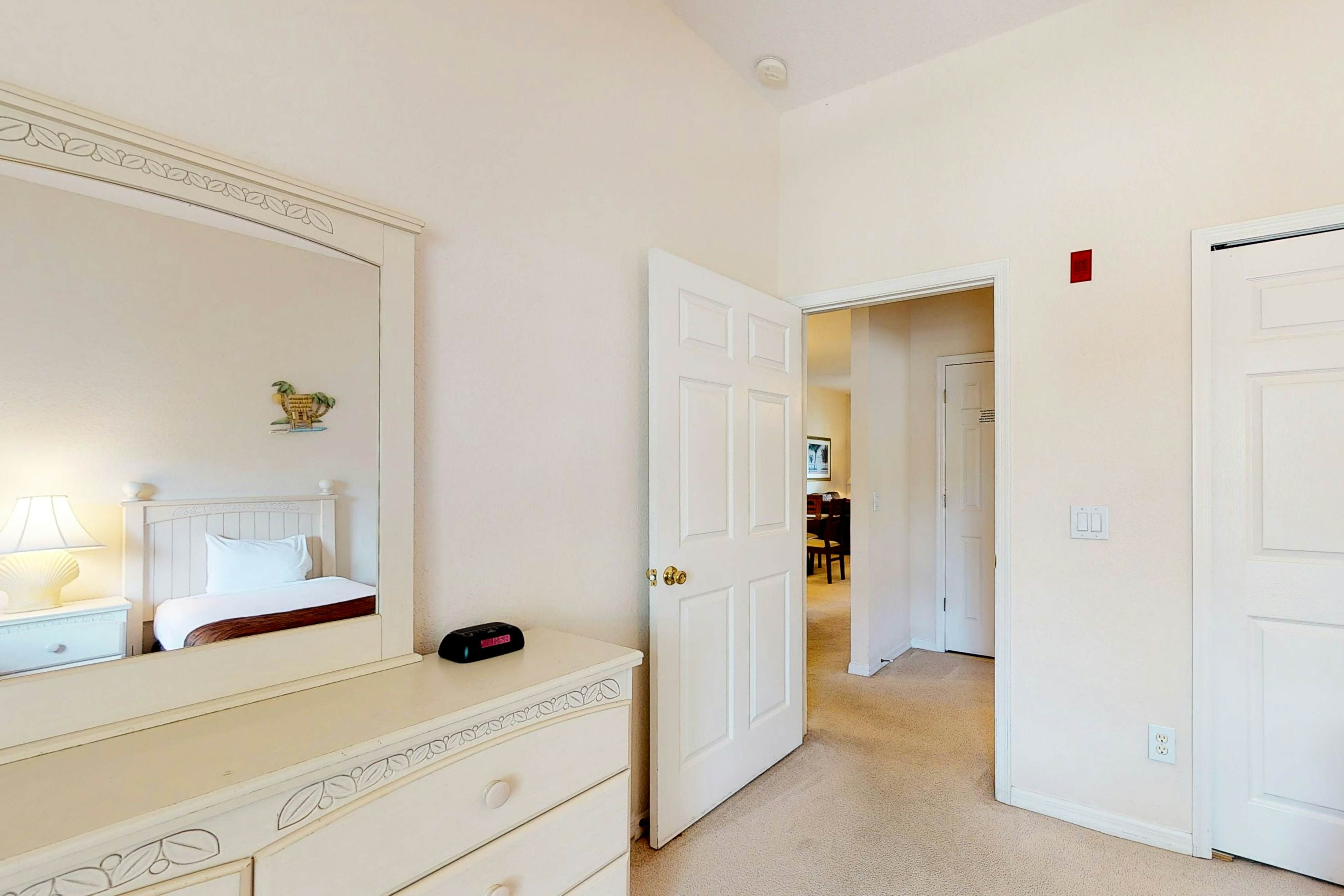 2nd floor condo near theme parks, tennis court, balcony, gym, restaurant