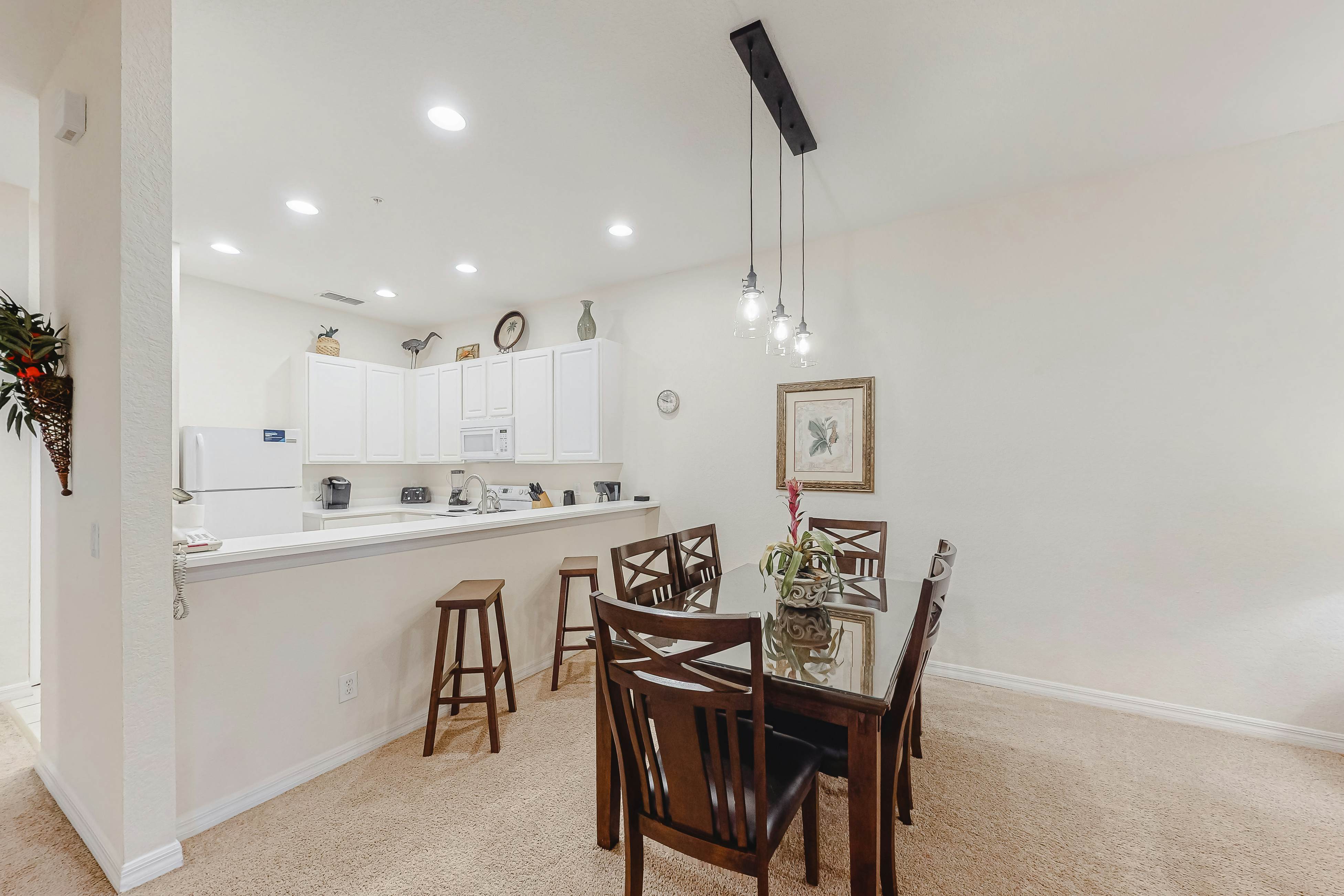 2nd floor condo w/ basketball court, near theme parks, sauna, gym, balcony