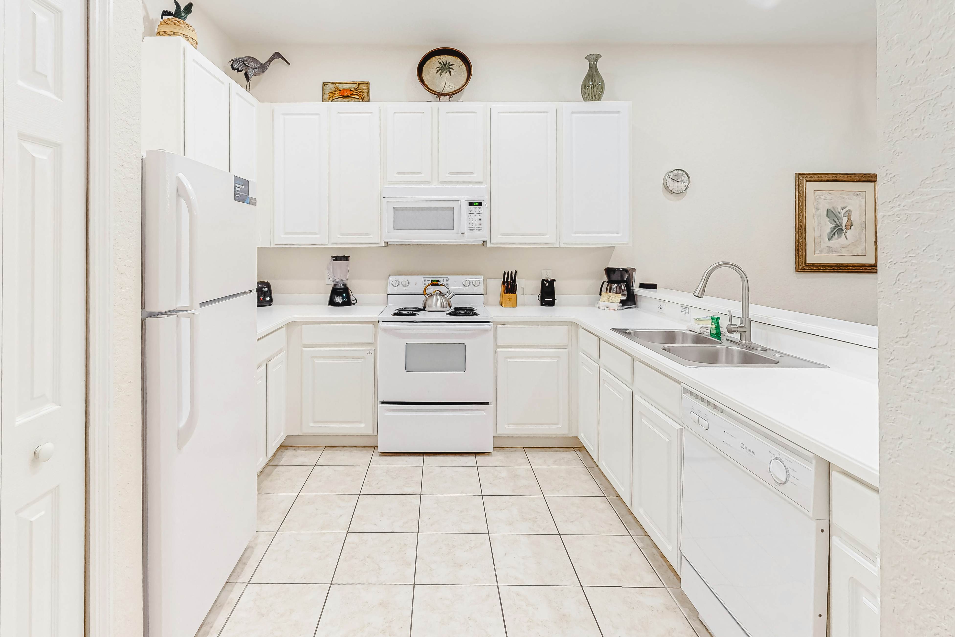 2nd floor condo w/ basketball court, near theme parks, sauna, gym, balcony