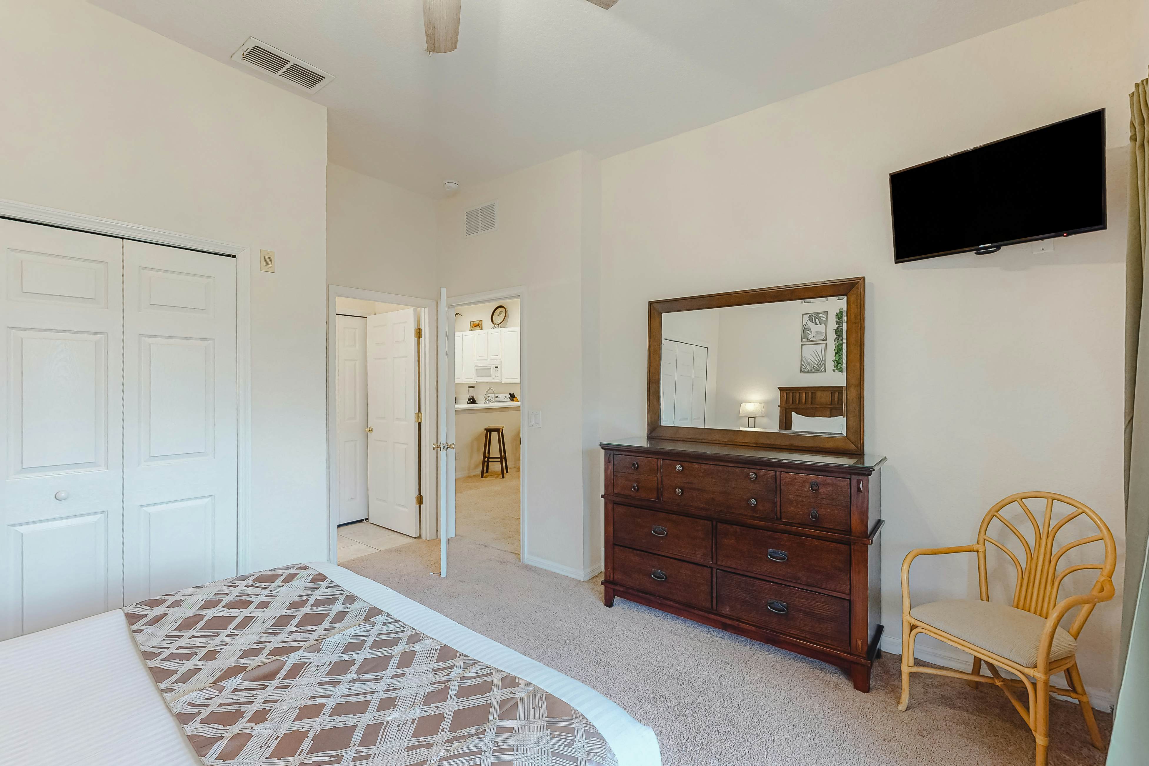 2nd floor condo w/ basketball court, near theme parks, sauna, gym, balcony