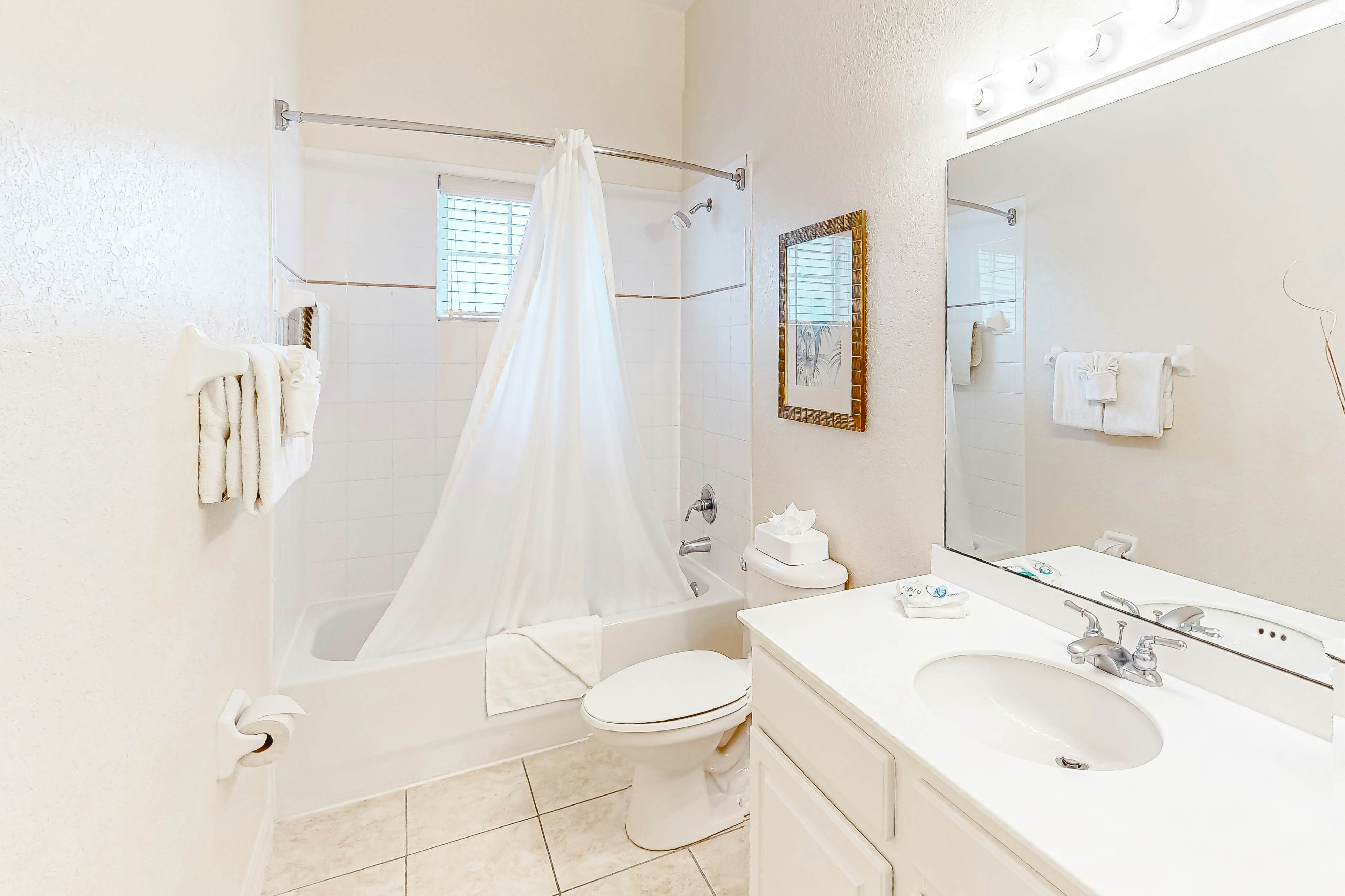 2nd floor condo w/ basketball court, near theme parks, sauna, gym, balcony