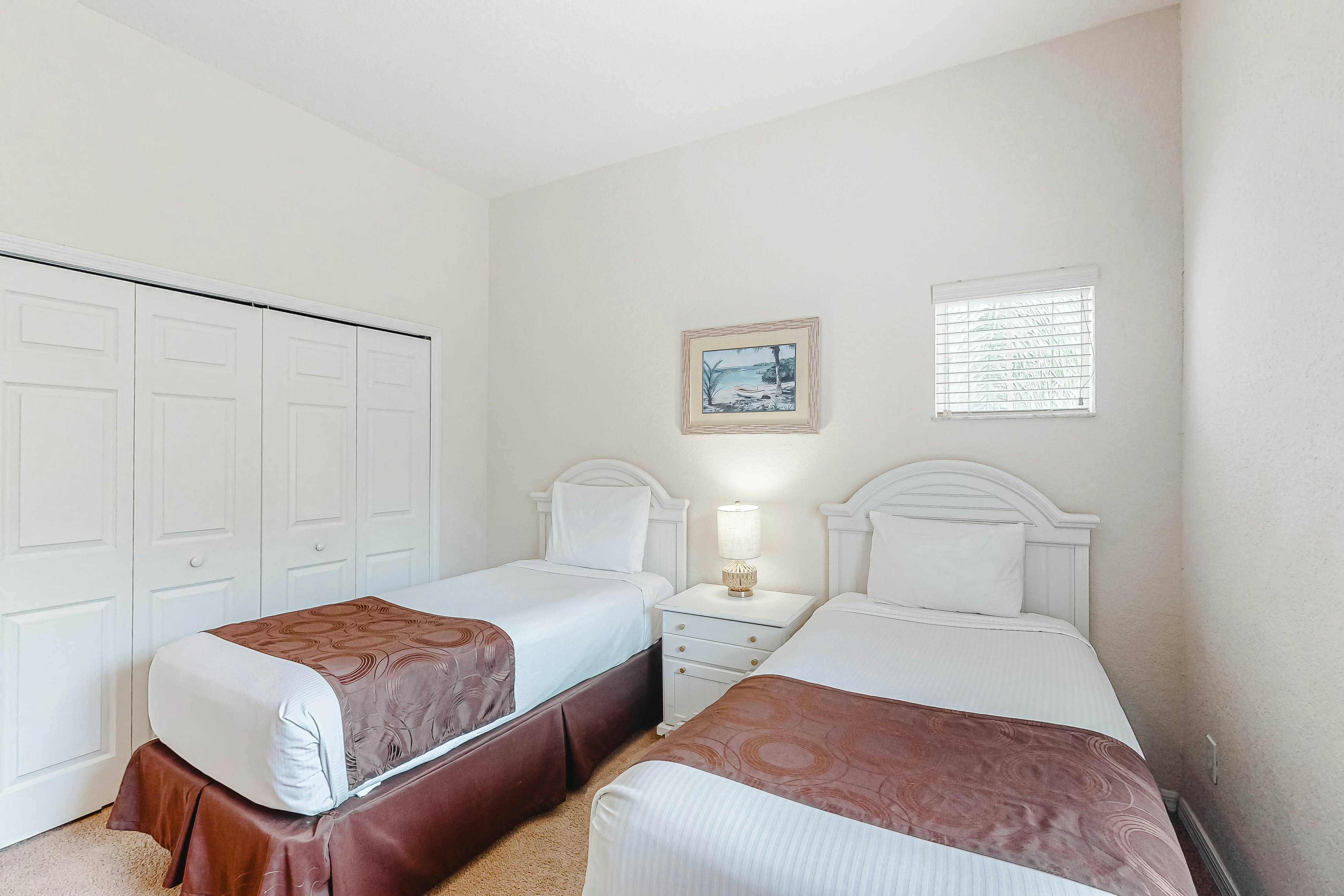 2nd floor condo w/ basketball court, near theme parks, sauna, gym, balcony