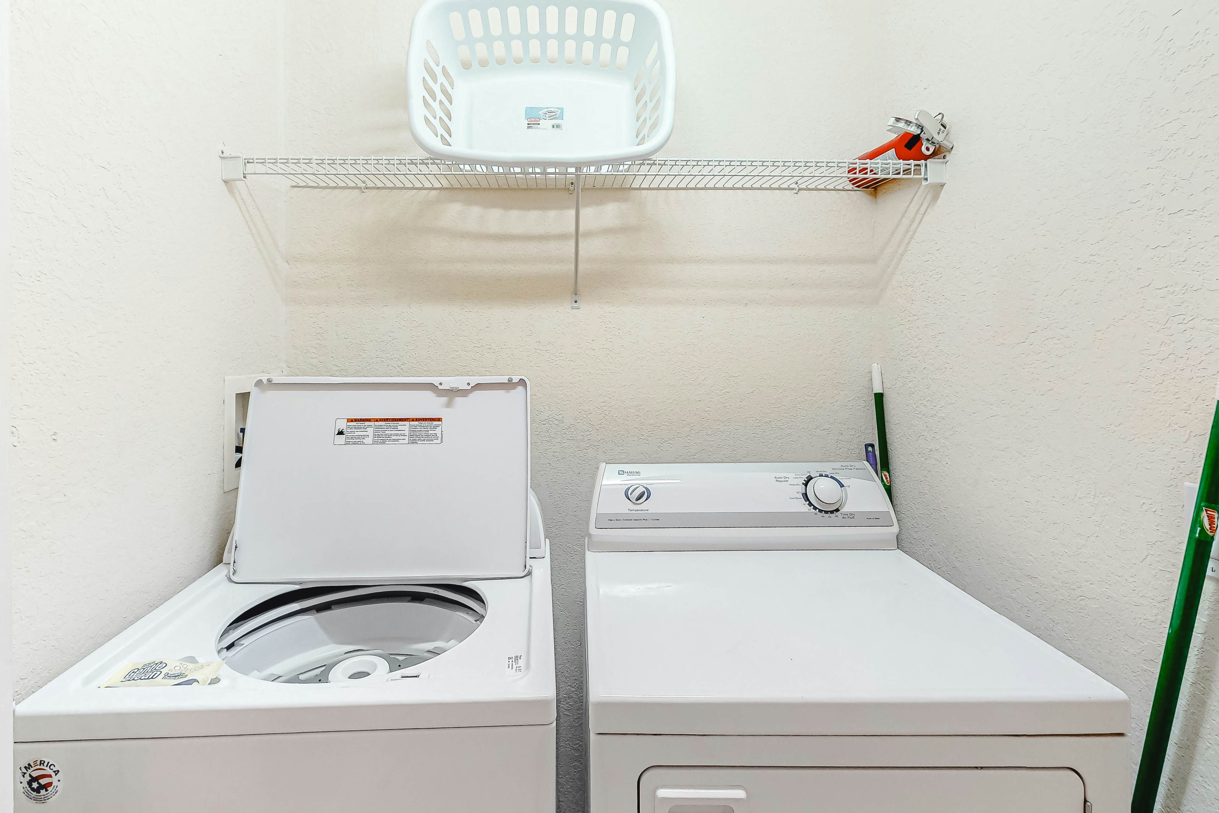 2nd floor condo w/ basketball court, near theme parks, sauna, gym, balcony