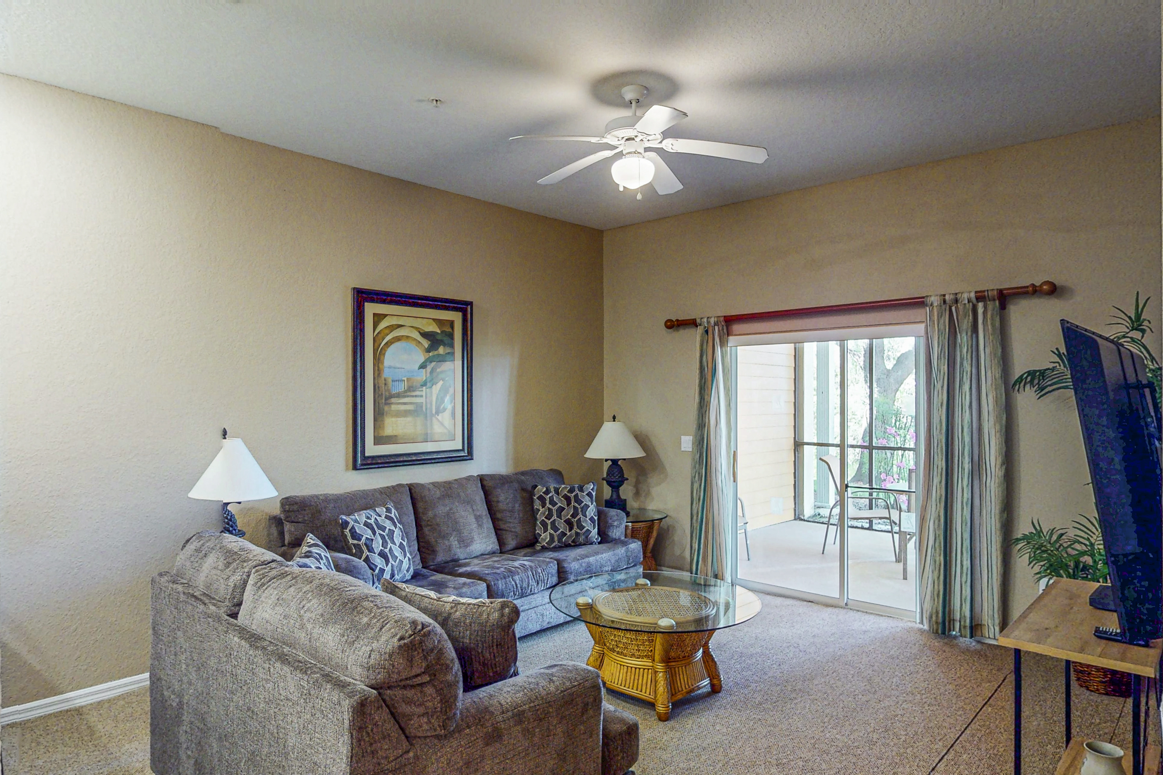 Ground-floor condo with pools, hot tubs, tennis, restaurant, gym & basketball