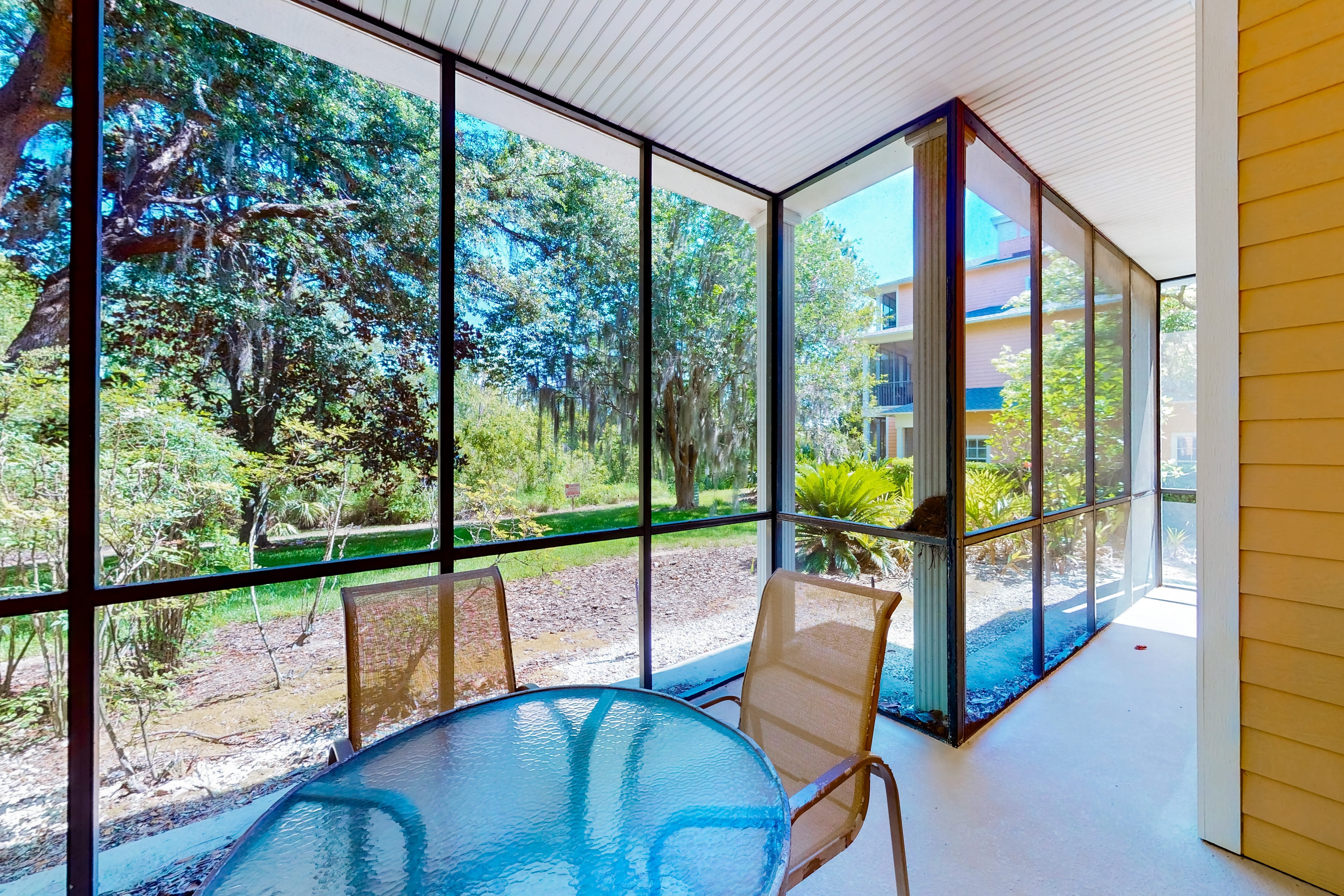 Ground-floor condo with pools, hot tubs, tennis, restaurant, gym & basketball