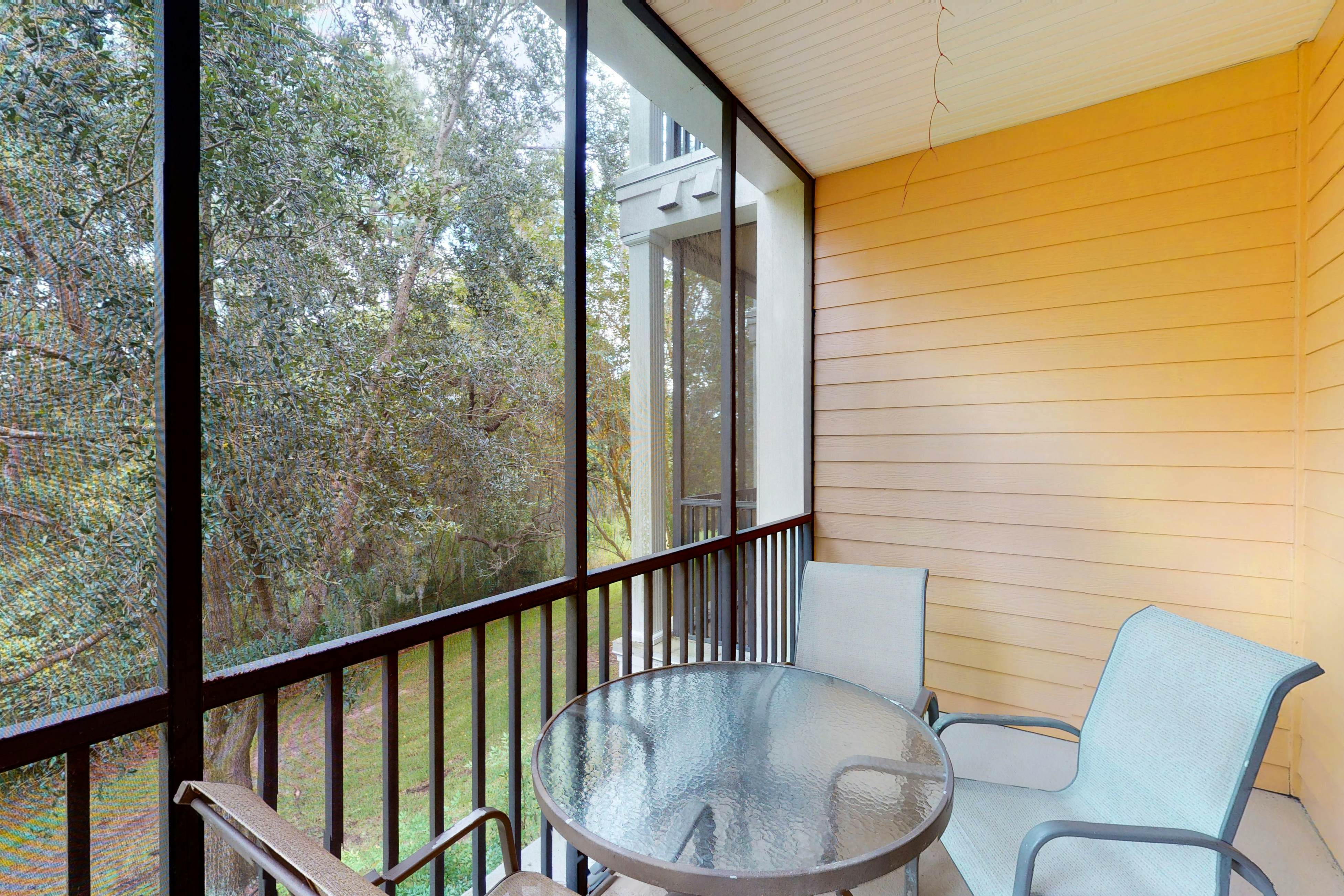 2nd floor condo w/ restaurant, gym, basketball court, balcony, near theme parks