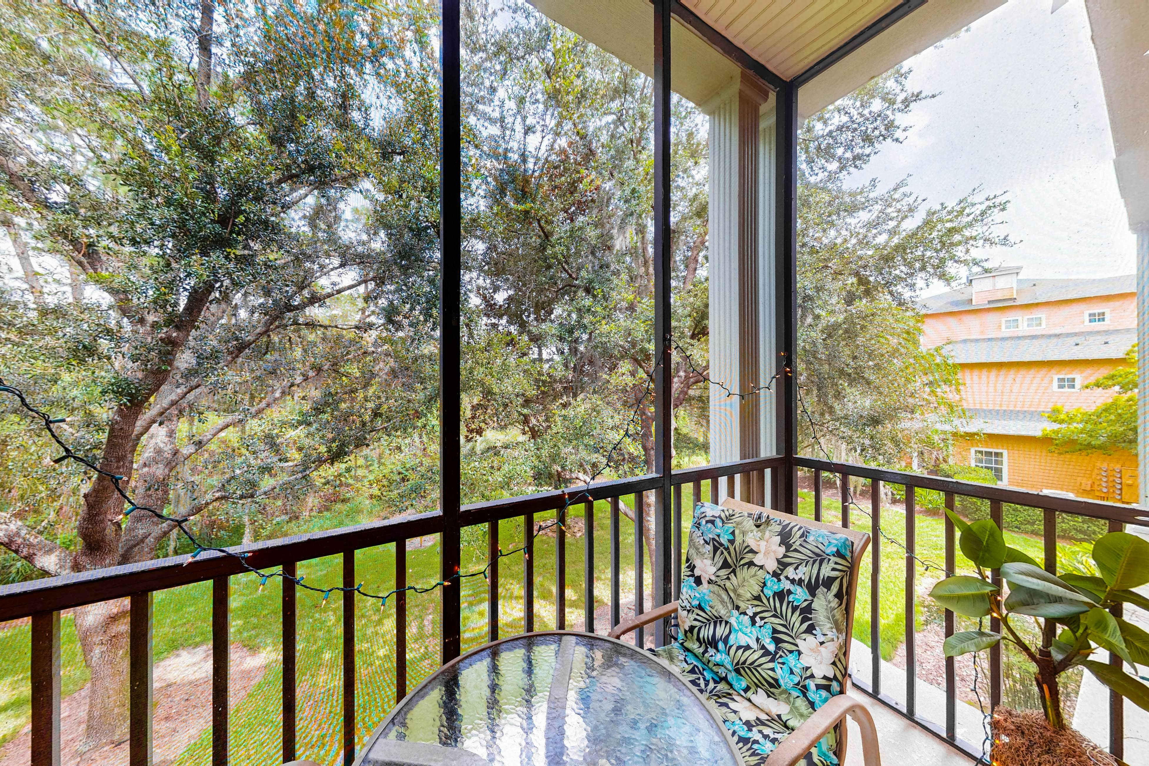 2nd floor condo w/ tennis court, near theme parks, pools, basketball court