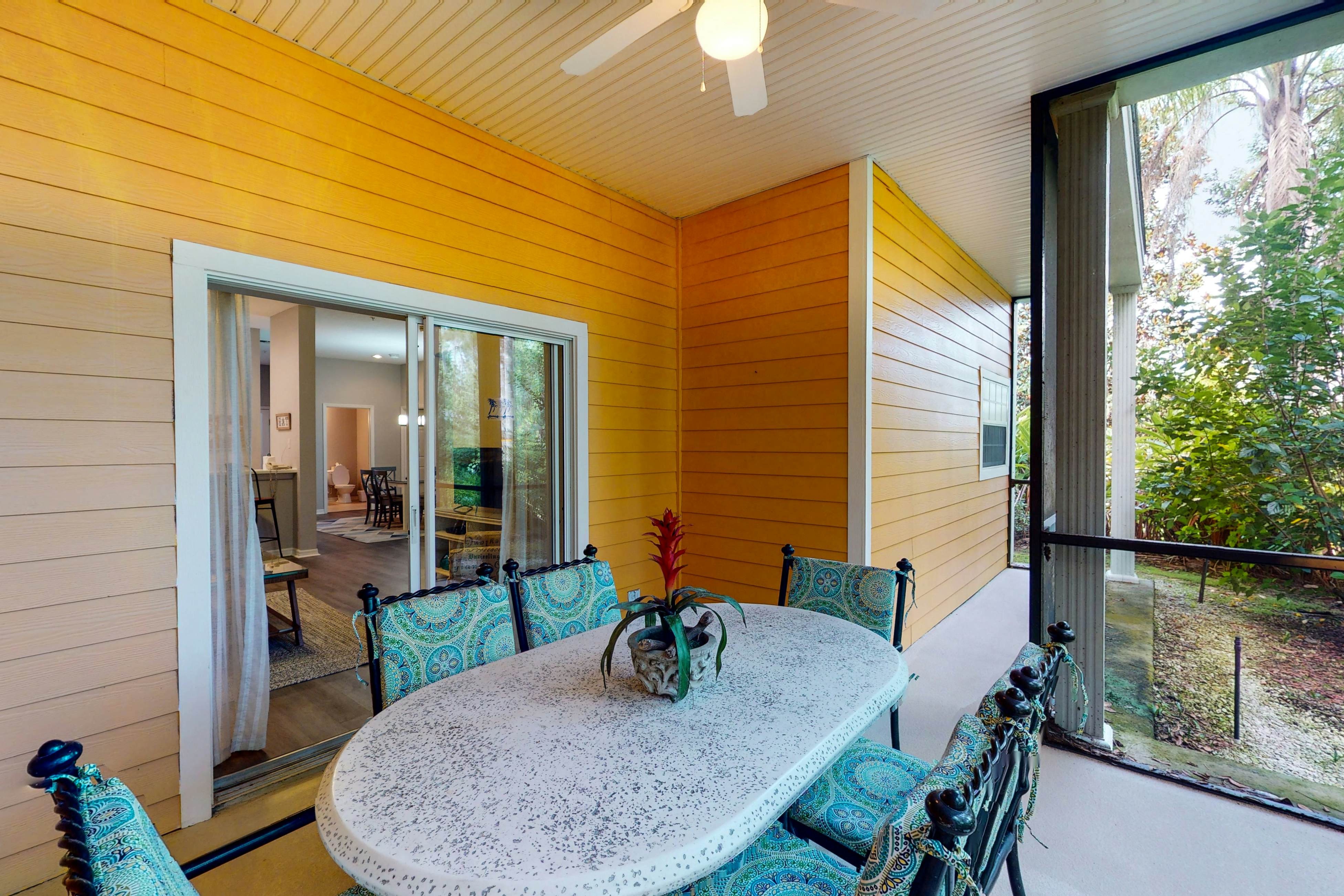 1st floor condo w/ gym, restaurant, sauna, tennis court, limited-mobility access