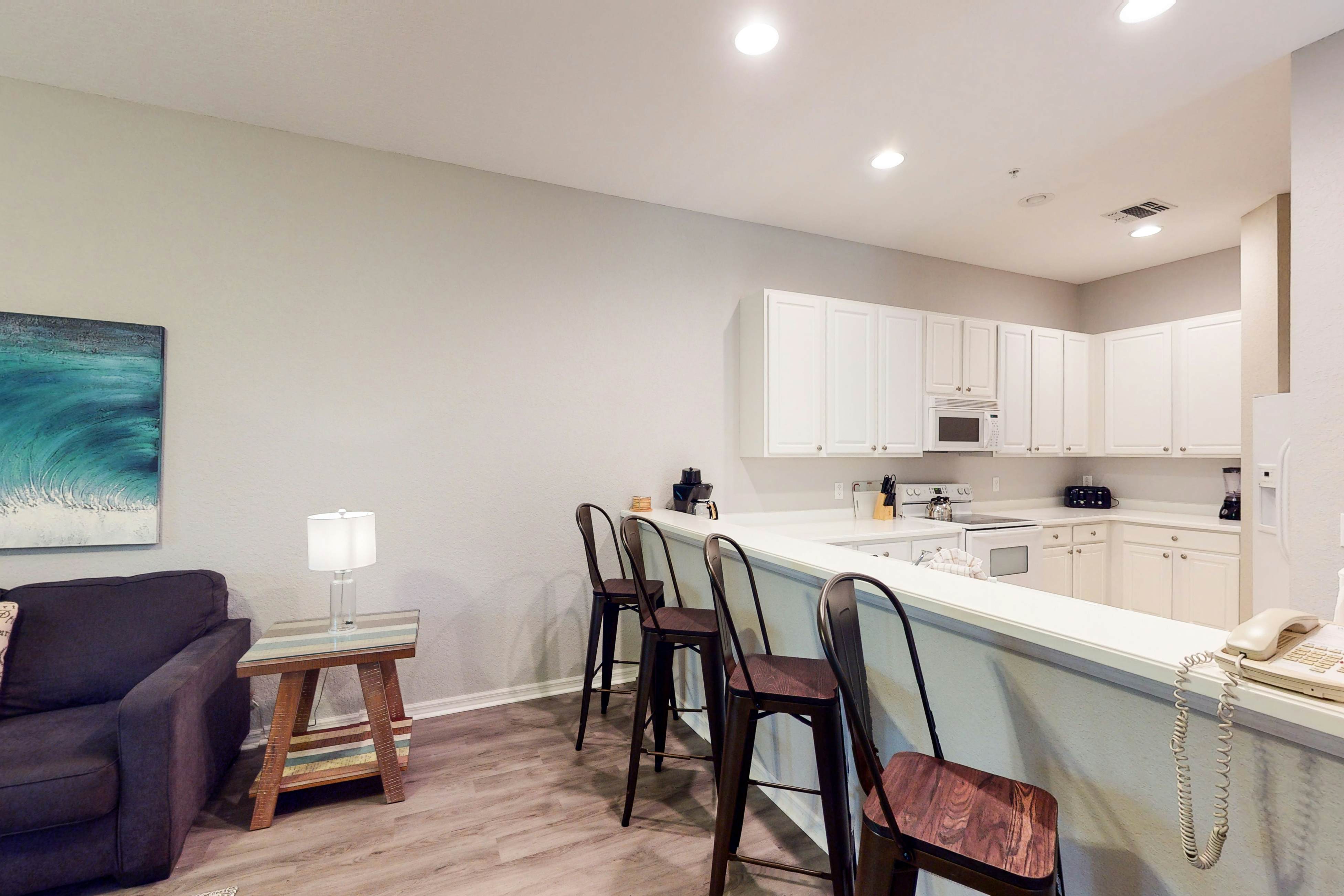 1st floor condo w/ gym, restaurant, sauna, tennis court, limited-mobility access