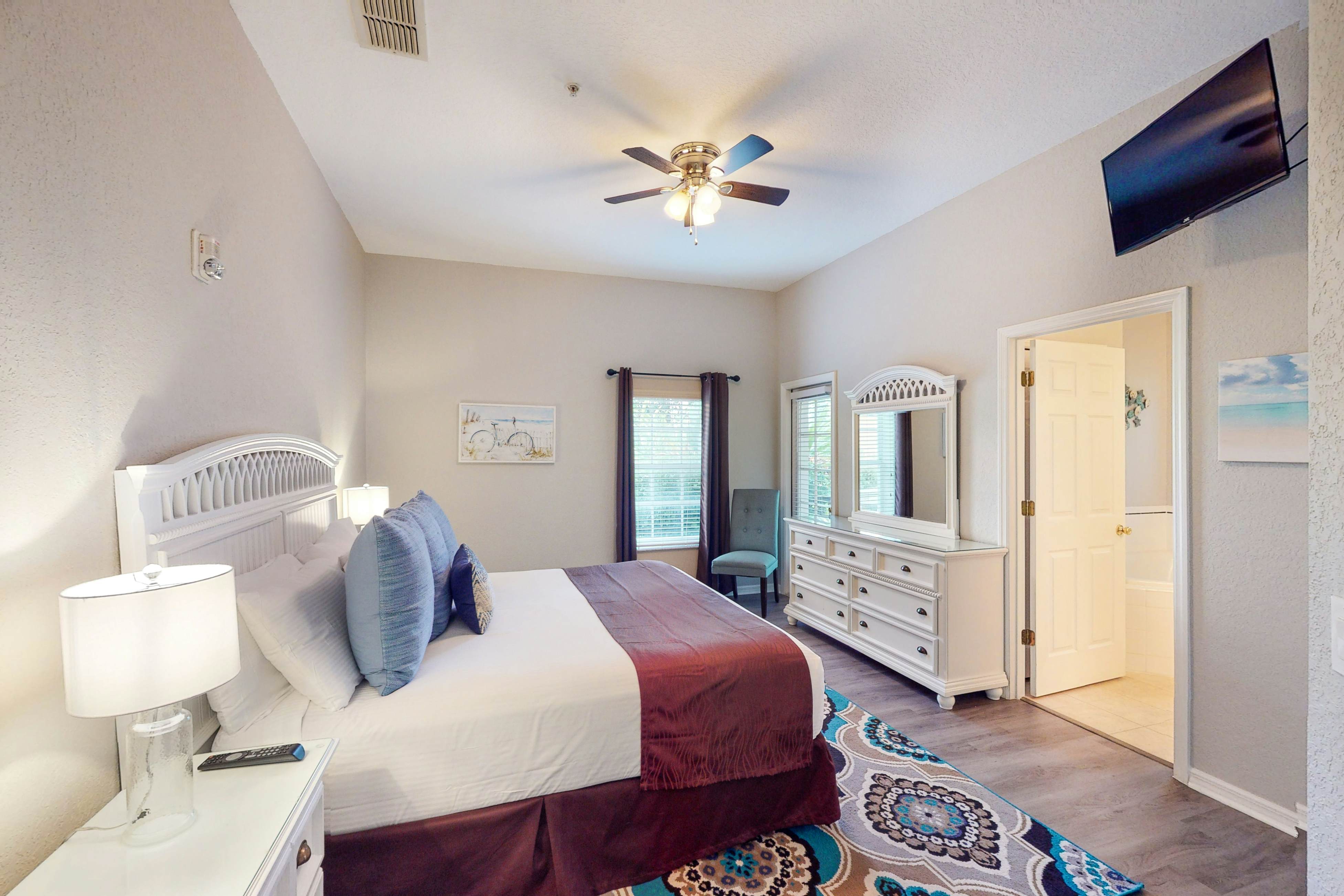 1st floor condo w/ gym, restaurant, sauna, tennis court, limited-mobility access