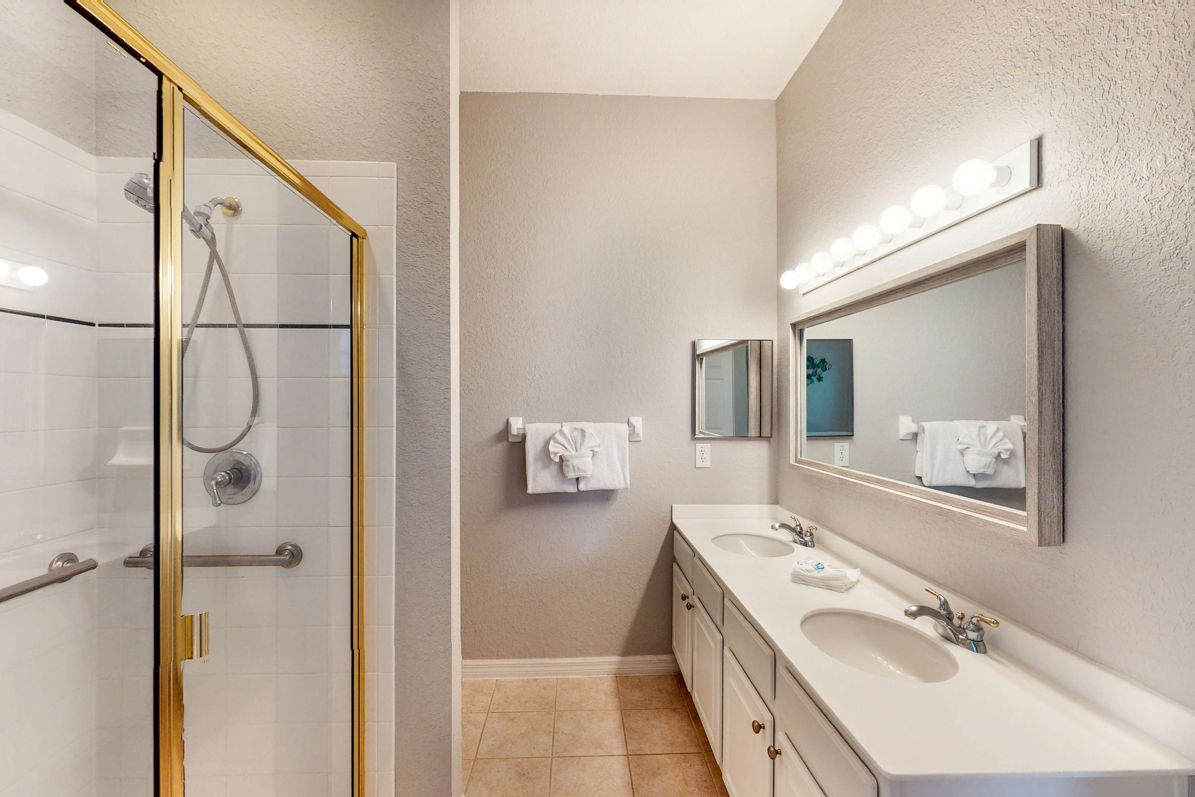 1st floor condo w/ gym, restaurant, sauna, tennis court, limited-mobility access