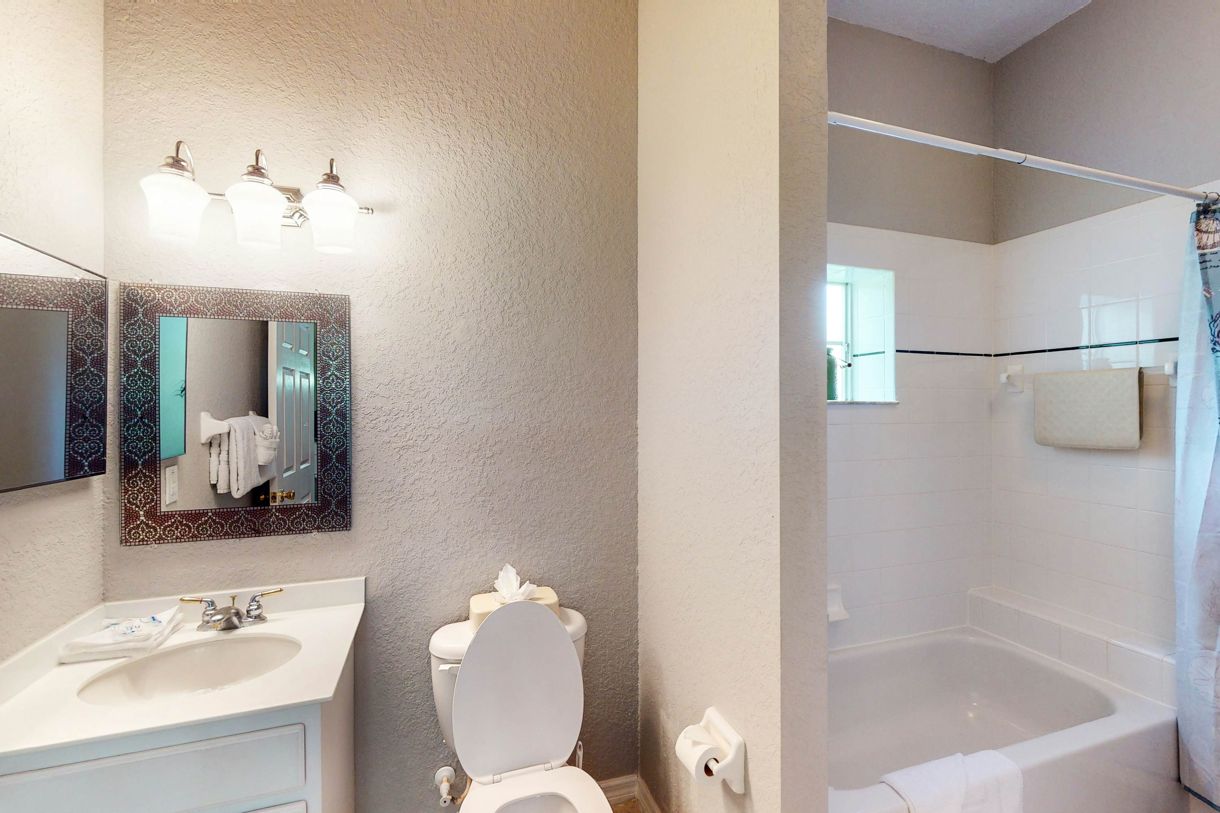 1st floor condo w/ gym, restaurant, sauna, tennis court, limited-mobility access