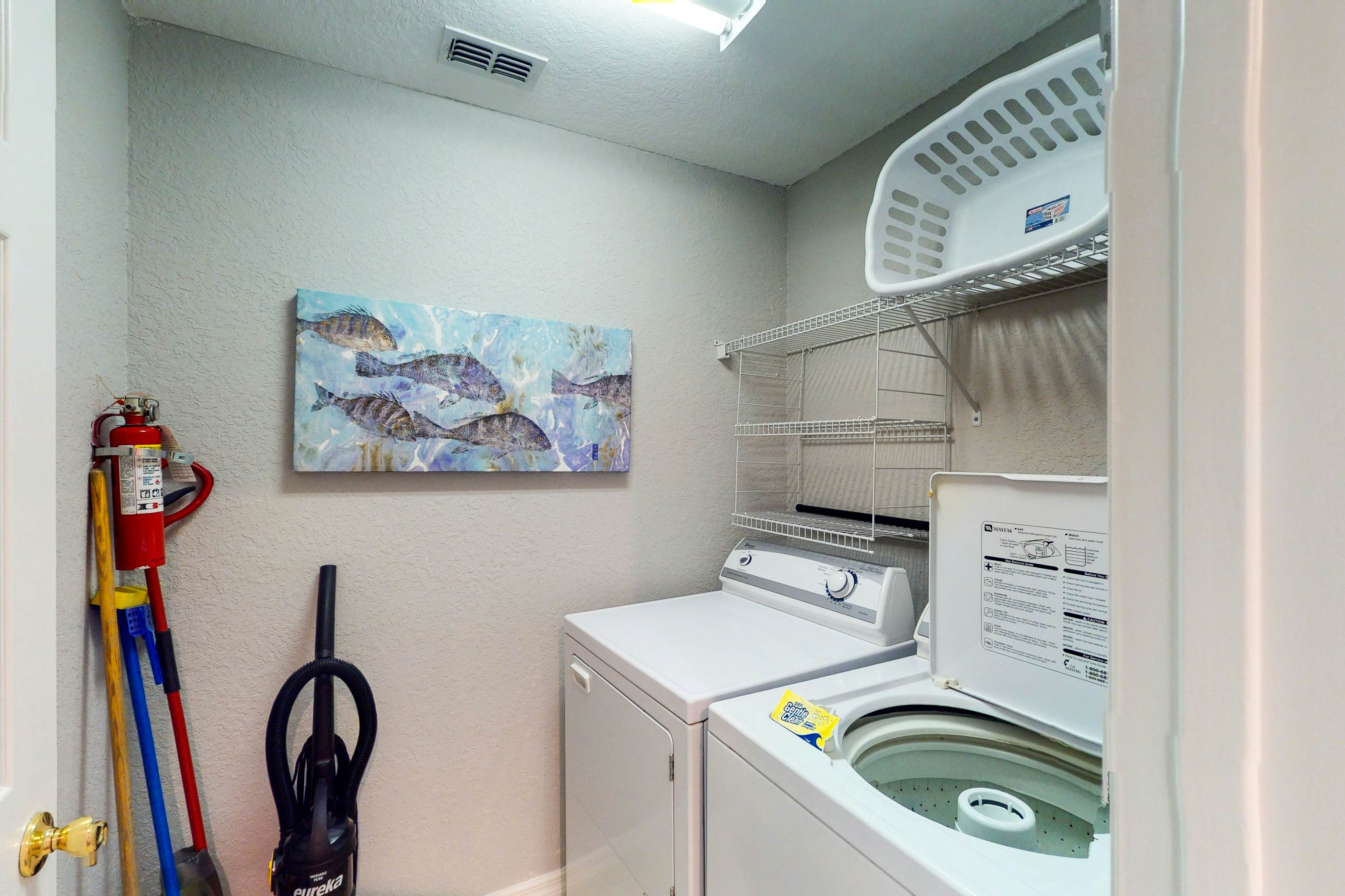 1st floor condo w/ gym, restaurant, sauna, tennis court, limited-mobility access