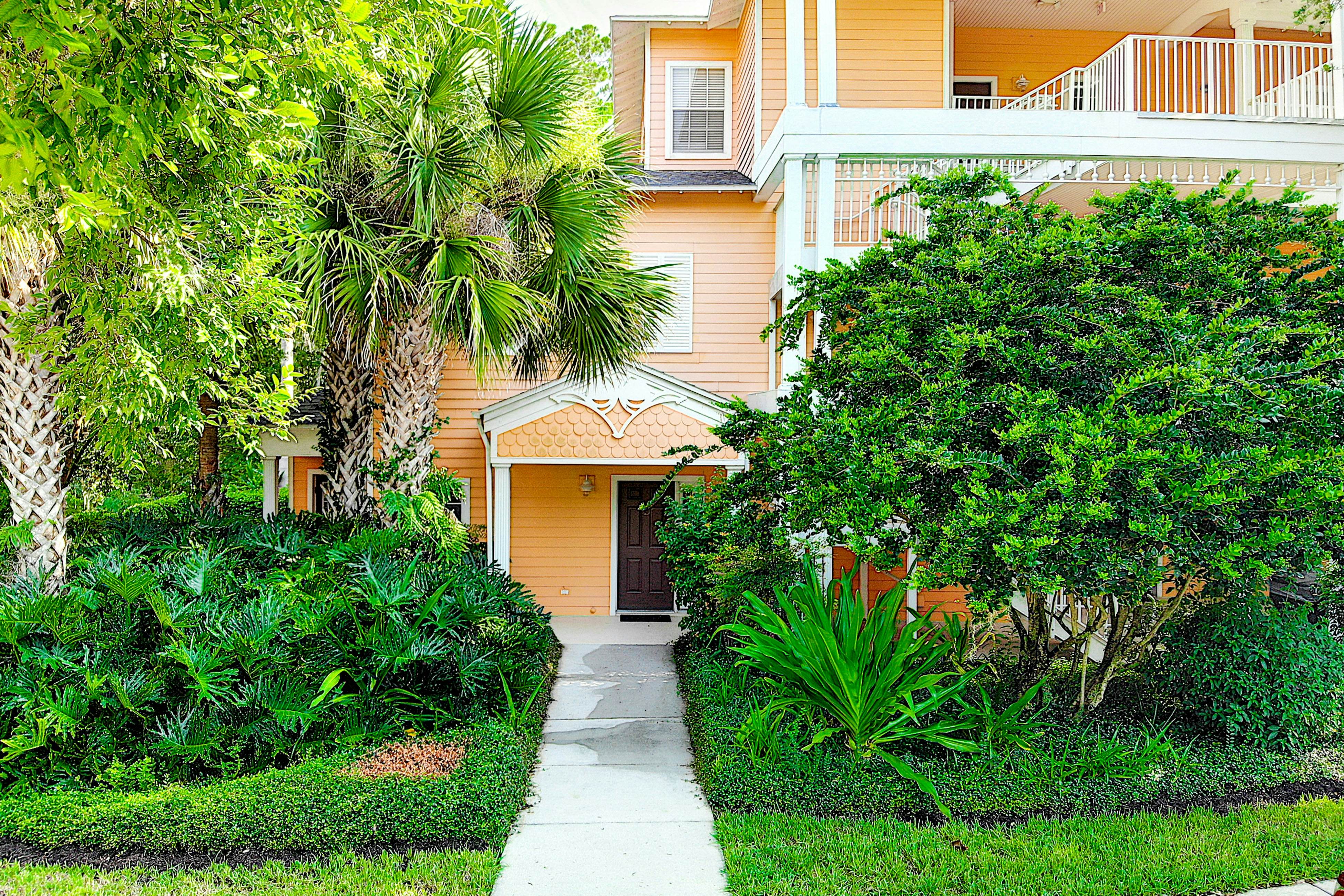 1st floor condo w/ gym, restaurant, sauna, tennis court, limited-mobility access