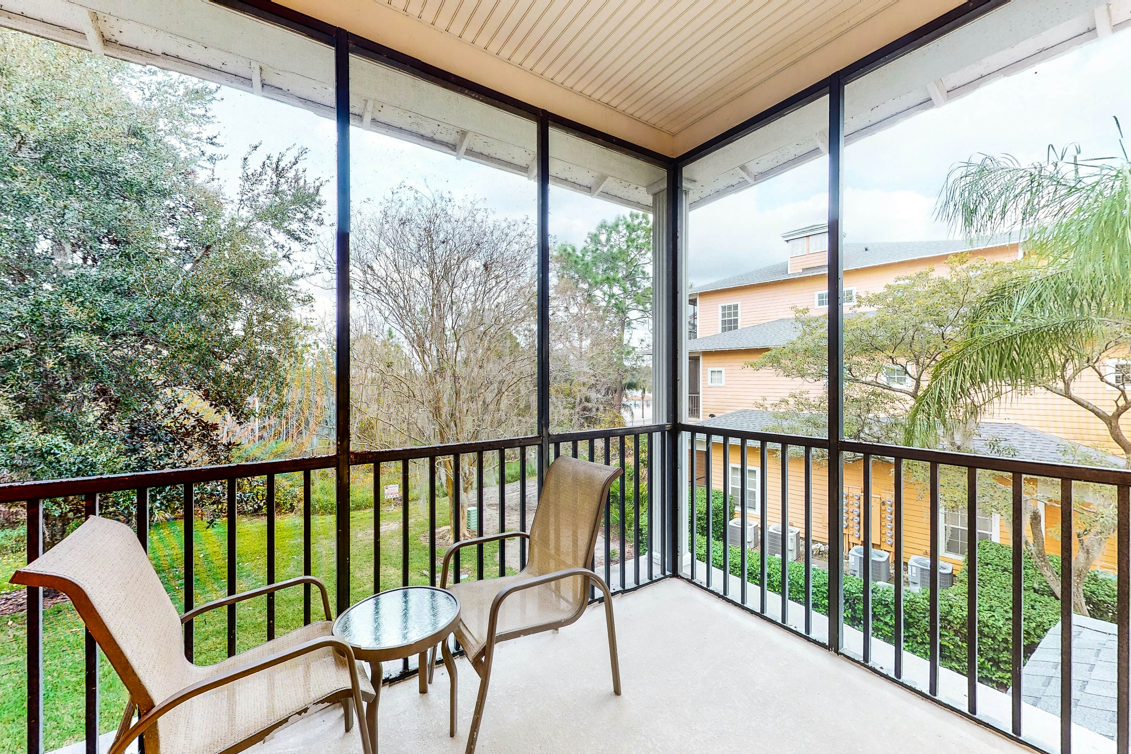 2nd floor condo w/ basketball court, restaurant, balcony, gym, near theme parks