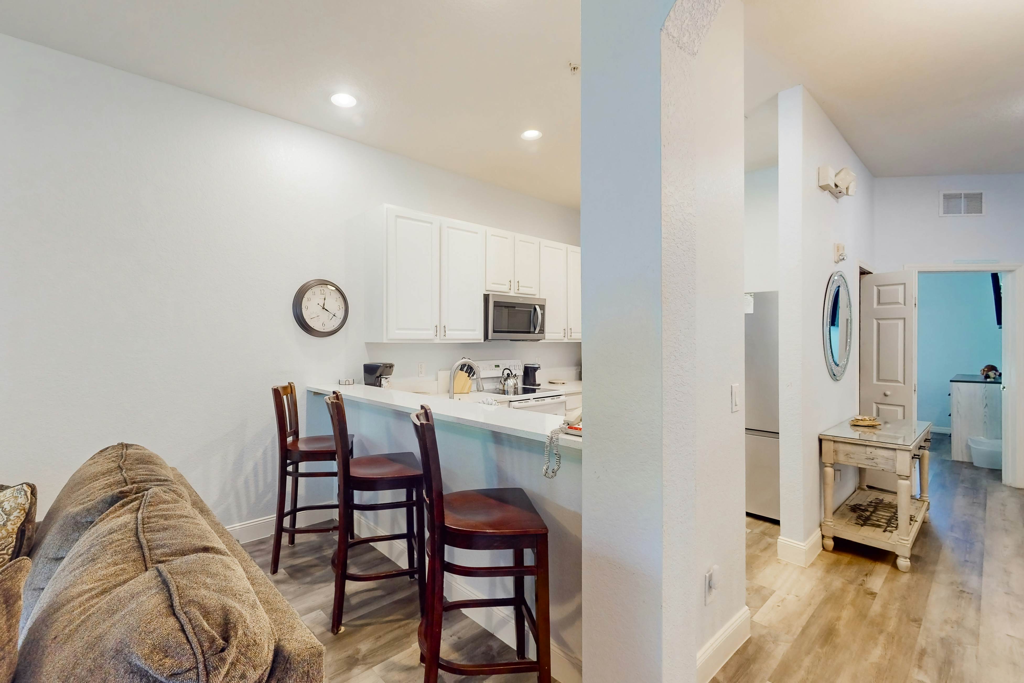 1st floor lake view condo with tennis, basketball court, pools, near theme parks