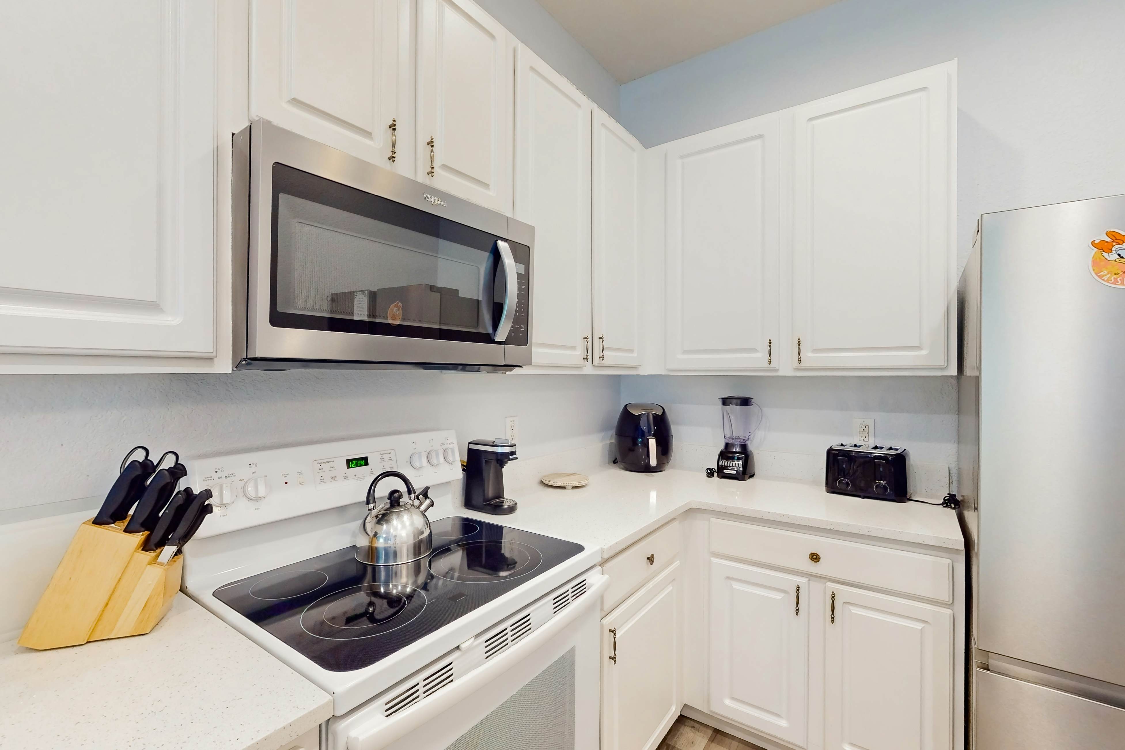 1st floor lake view condo with tennis, basketball court, pools, near theme parks