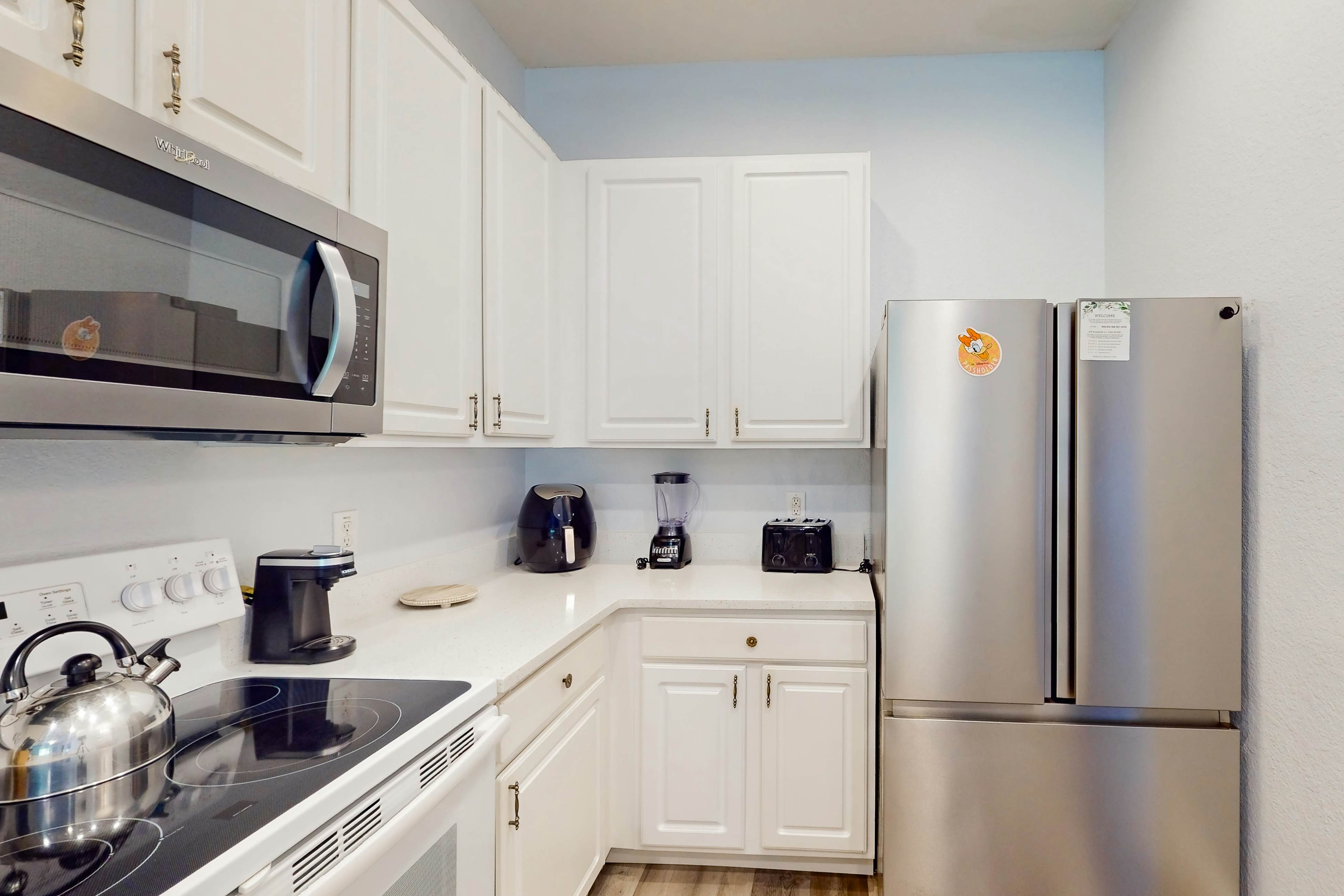 1st floor lake view condo with tennis, basketball court, pools, near theme parks