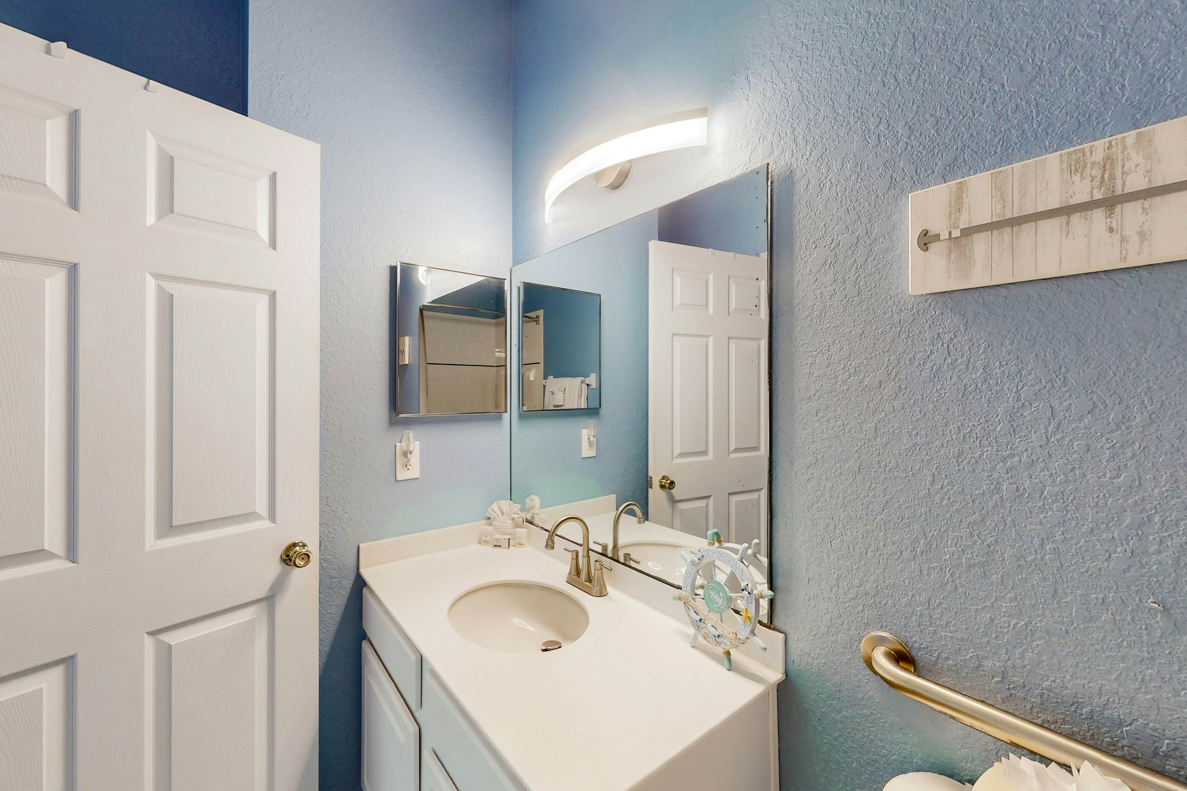 1st floor lake view condo with tennis, basketball court, pools, near theme parks