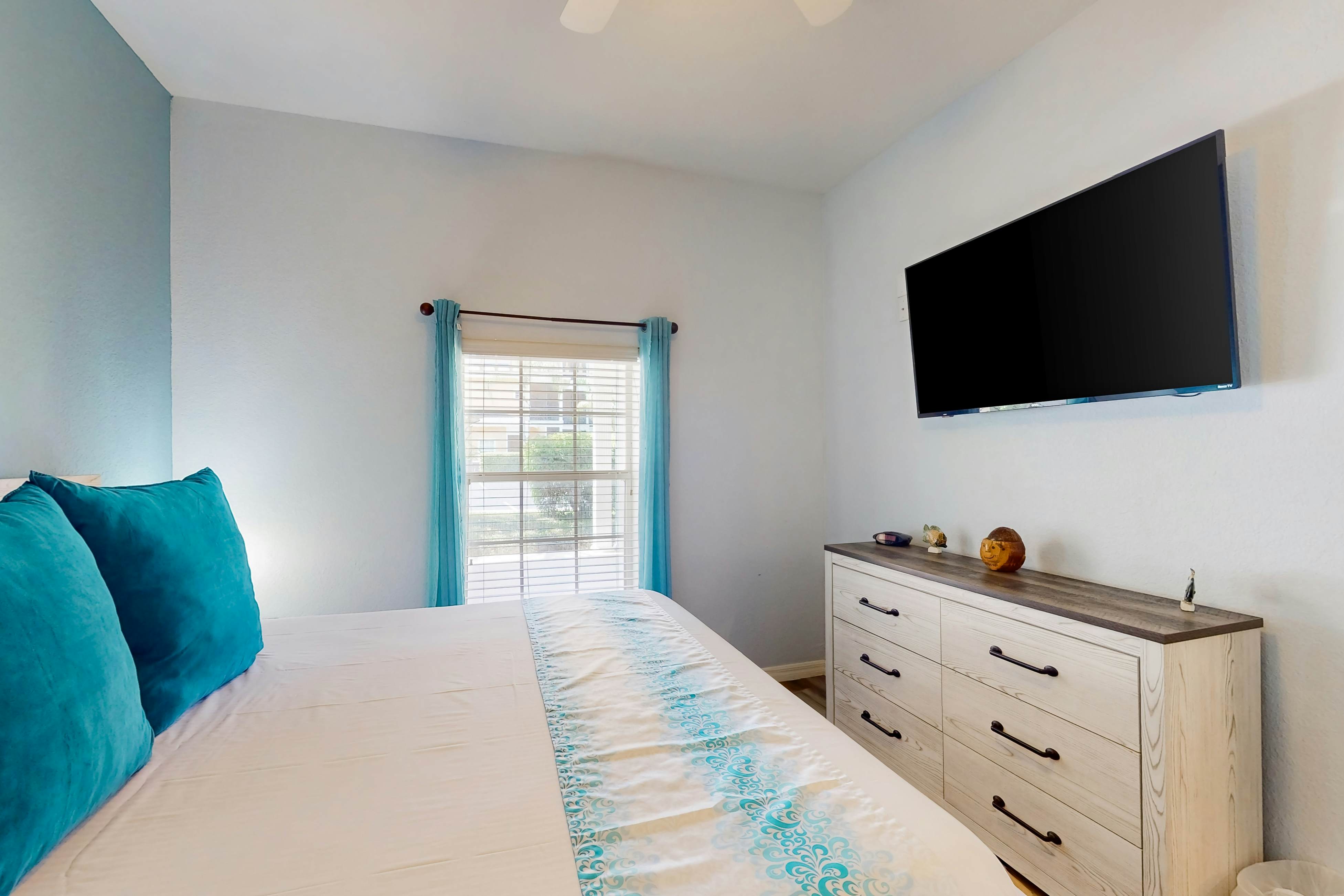 1st floor lake view condo with tennis, basketball court, pools, near theme parks