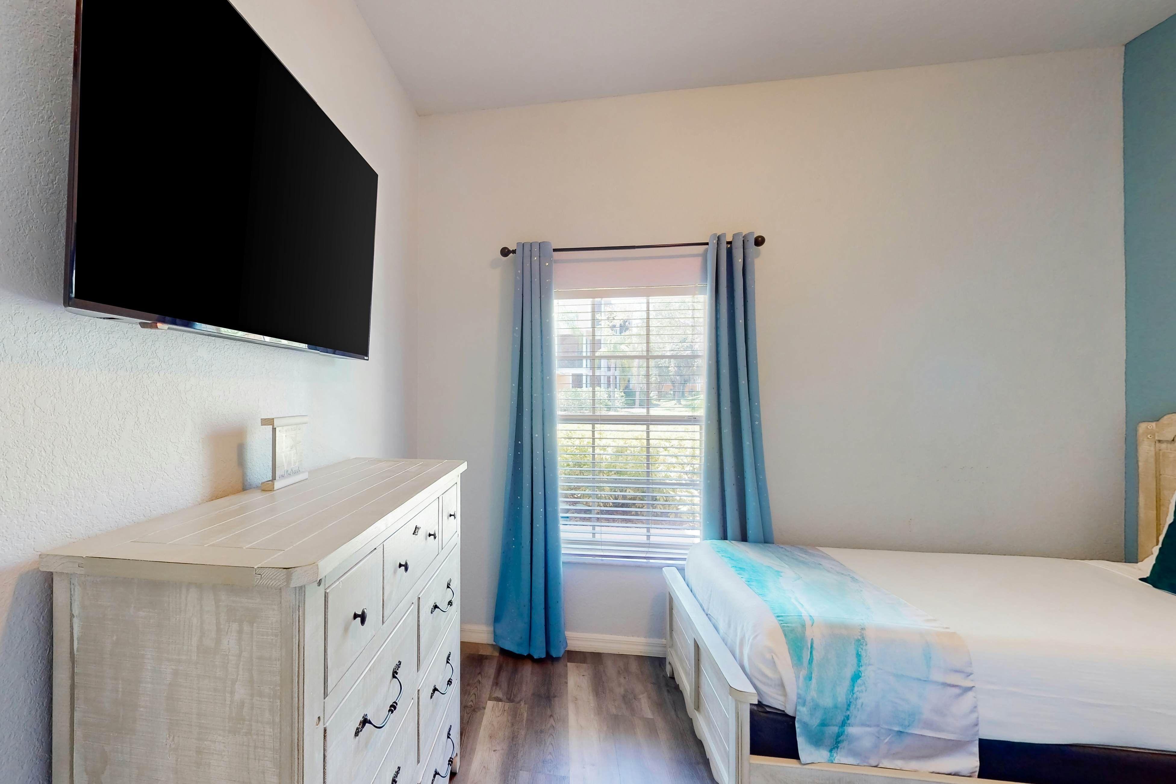 1st floor lake view condo with tennis, basketball court, pools, near theme parks