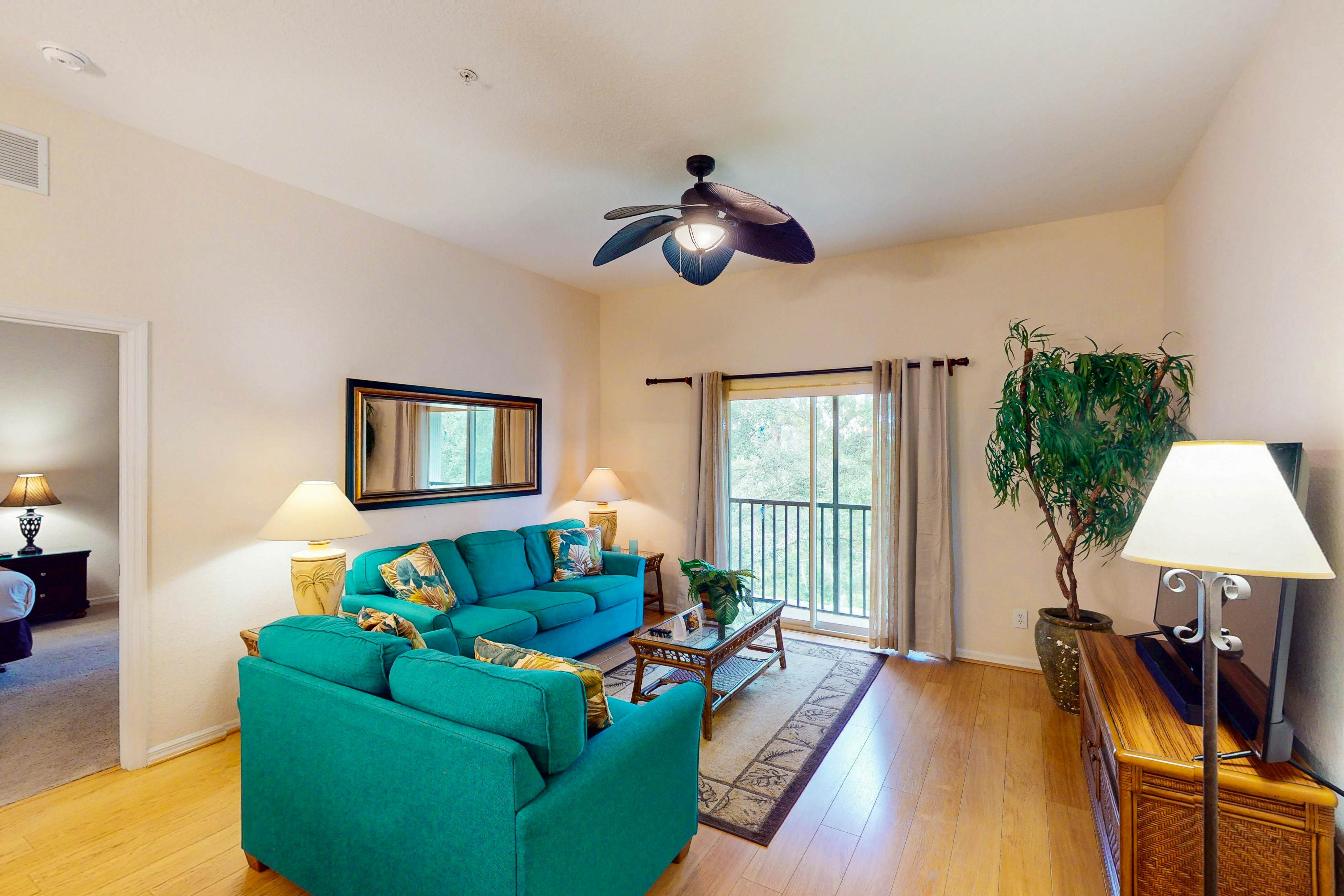 3rd floor condo w/ gym, basketball court, balcony, near theme parks, restaurant