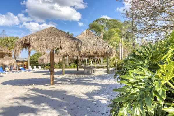 3rd floor condo near theme parks, pools, tennis court, gym, basketball court