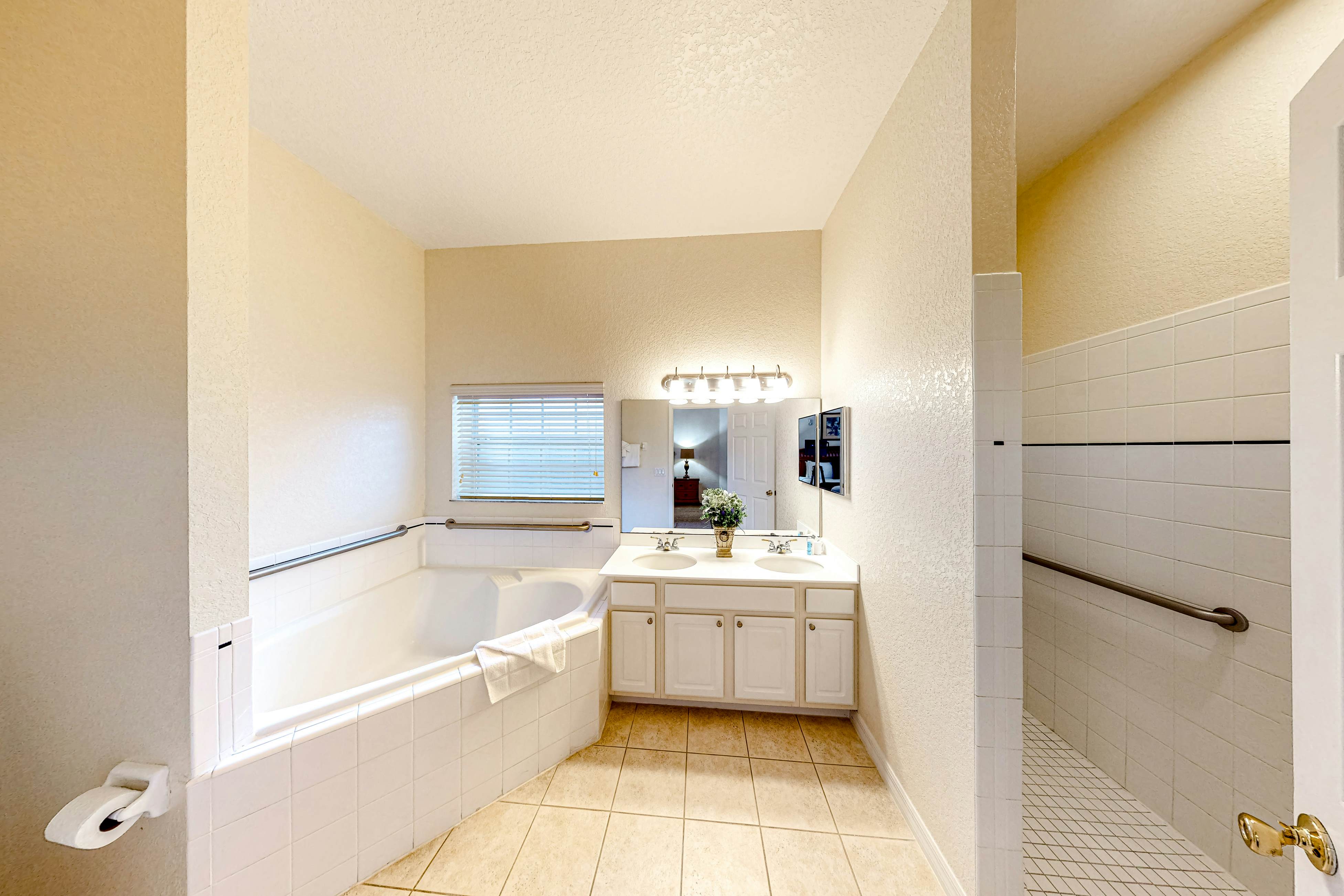 First-floor condo with restaurant, gym, basketball court, & sauna