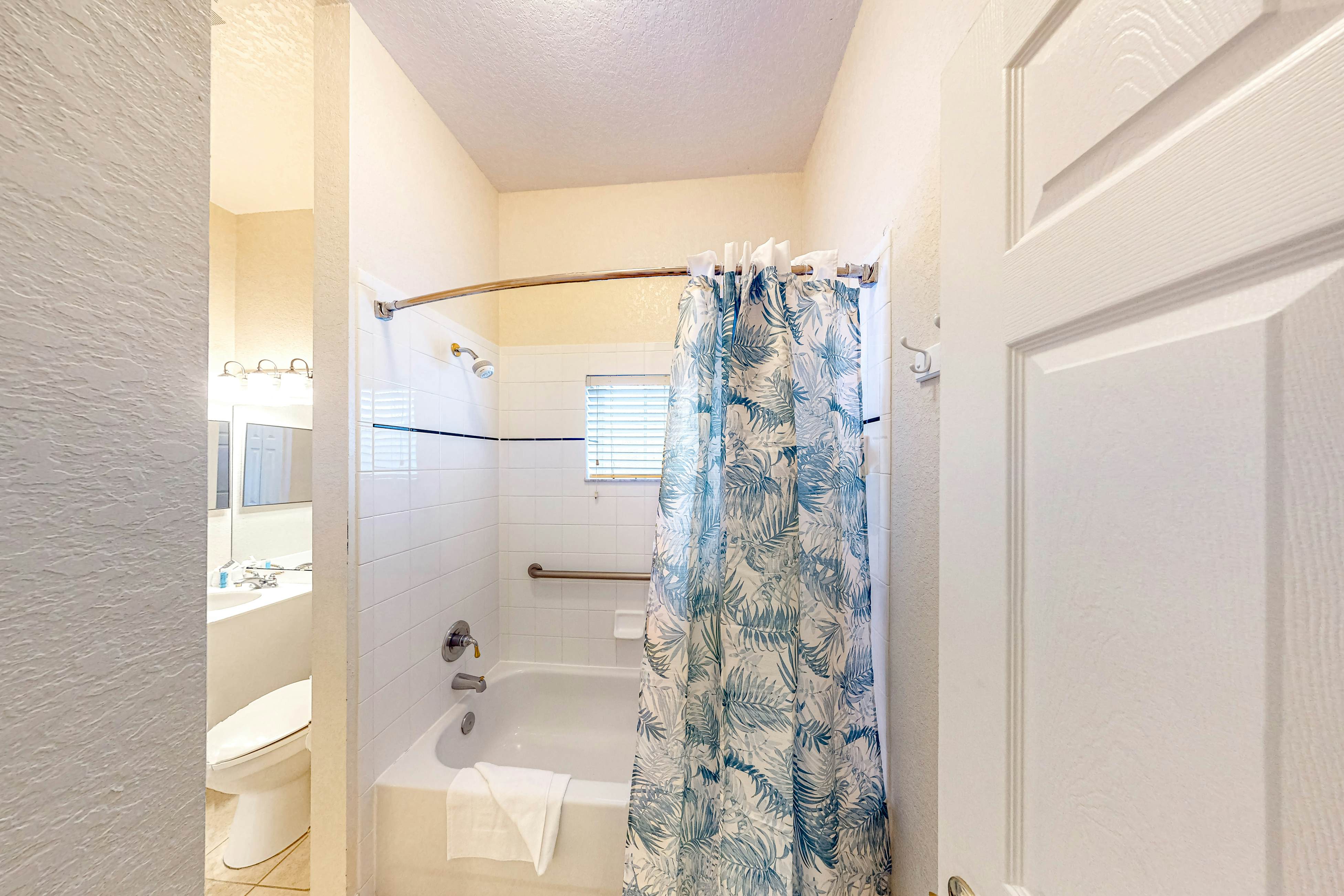 First-floor condo with restaurant, gym, basketball court, & sauna