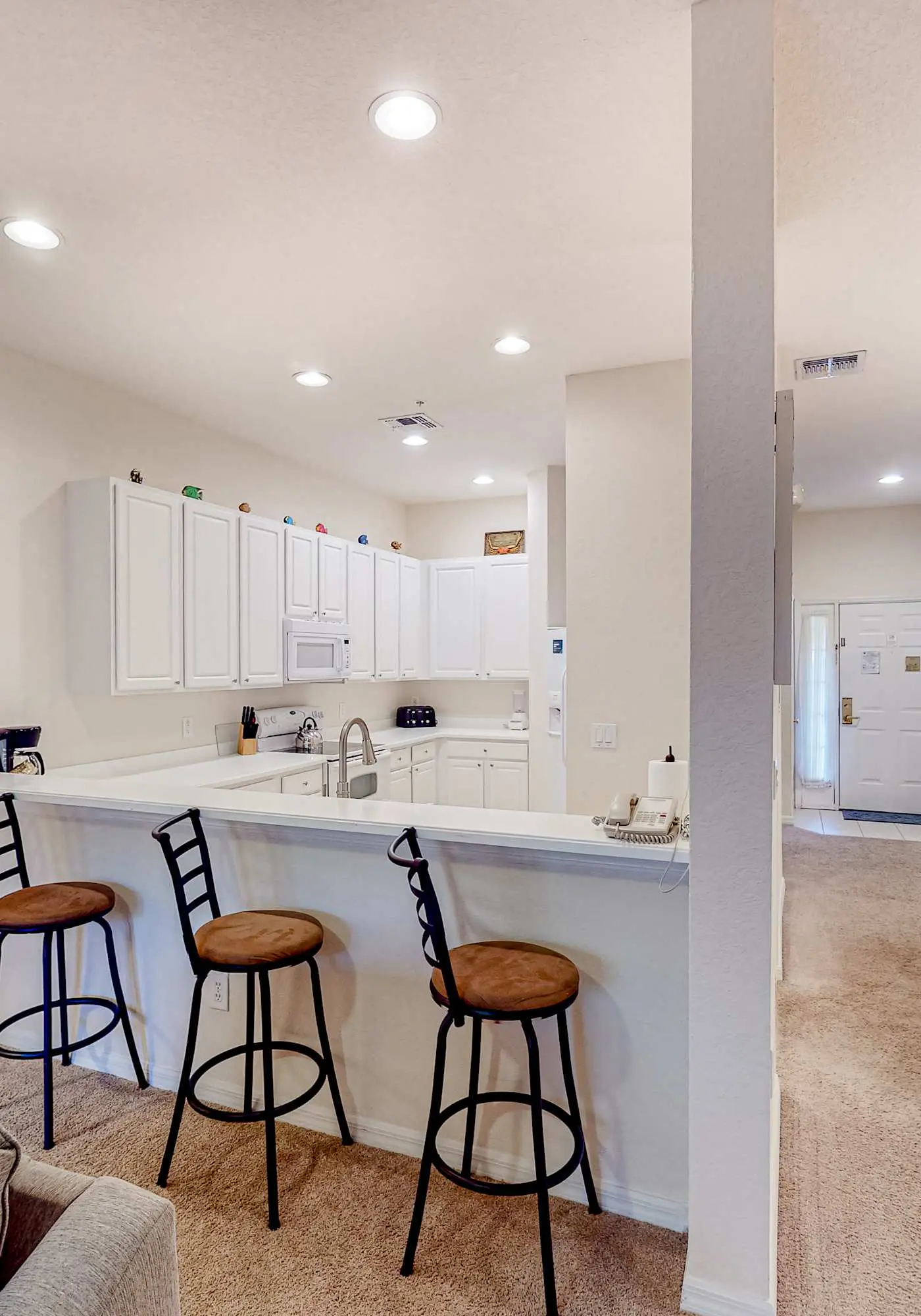 First-floor condo with restaurant, gym, basketball court, & sauna