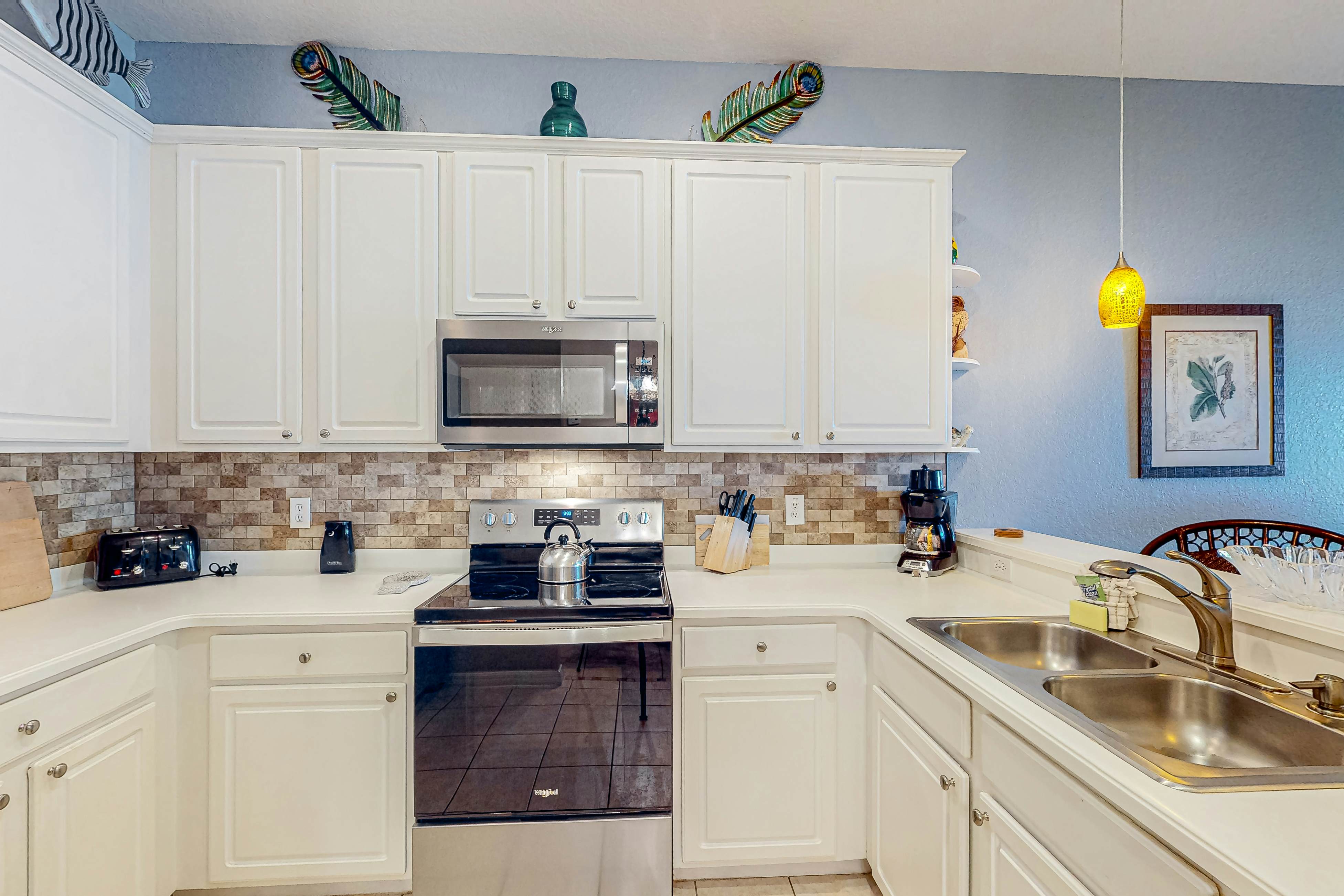 1st-floor condo near theme parks with pools, sauna, gym & on-site dining