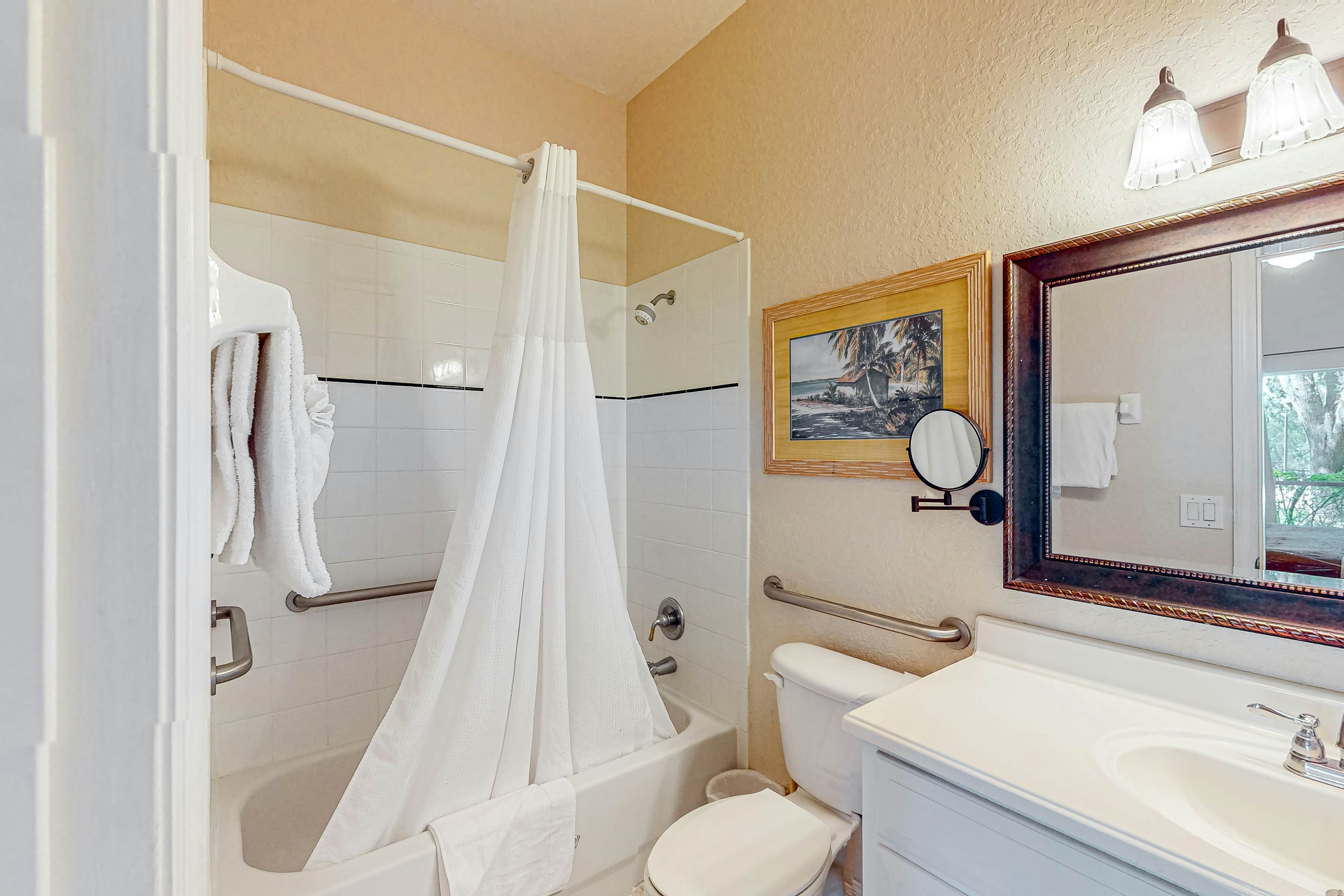 1st-floor condo near theme parks with pools, sauna, gym & on-site dining