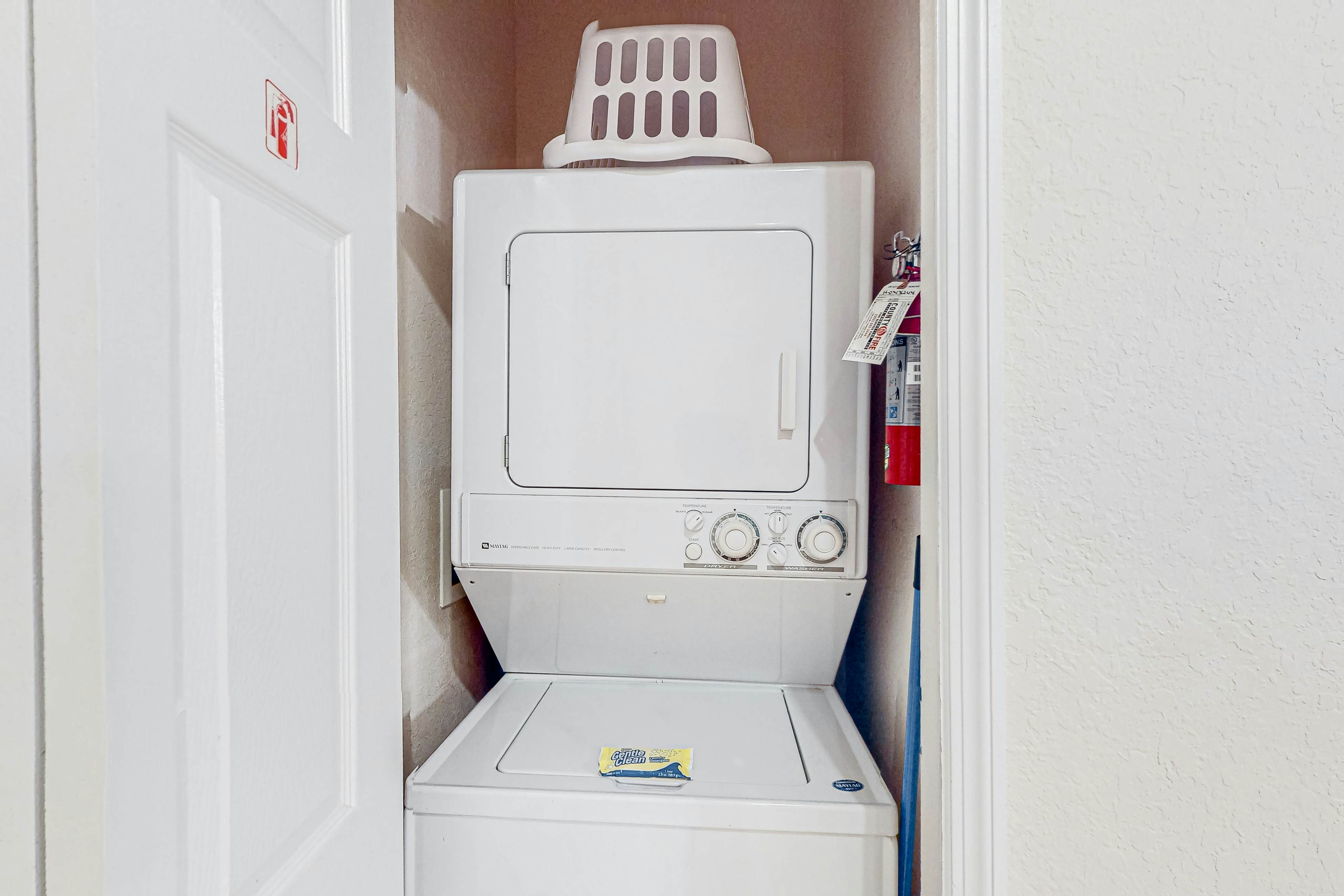 1st-floor condo near theme parks with pools, sauna, gym & on-site dining