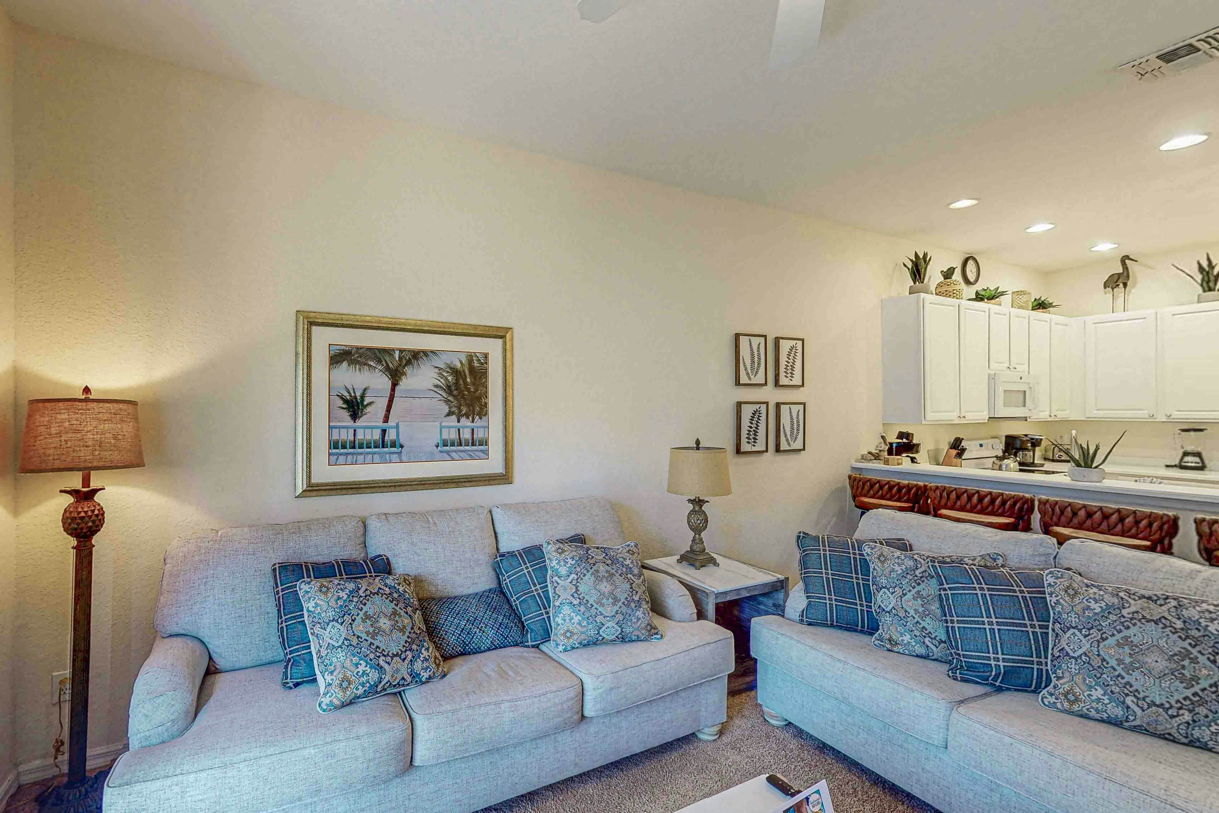 Lovely Condo with Balcony & Shared Gym, Pool, and Sauna