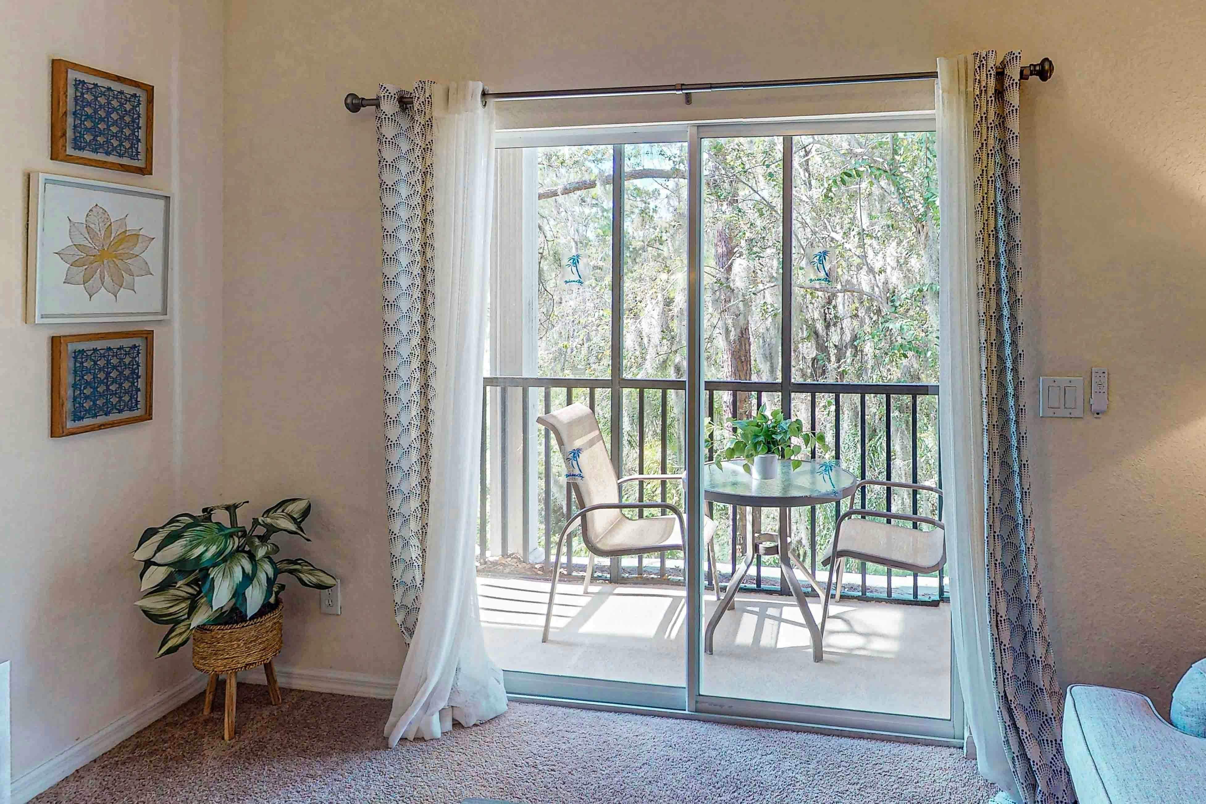 Lovely Condo with Balcony & Shared Gym, Pool, and Sauna