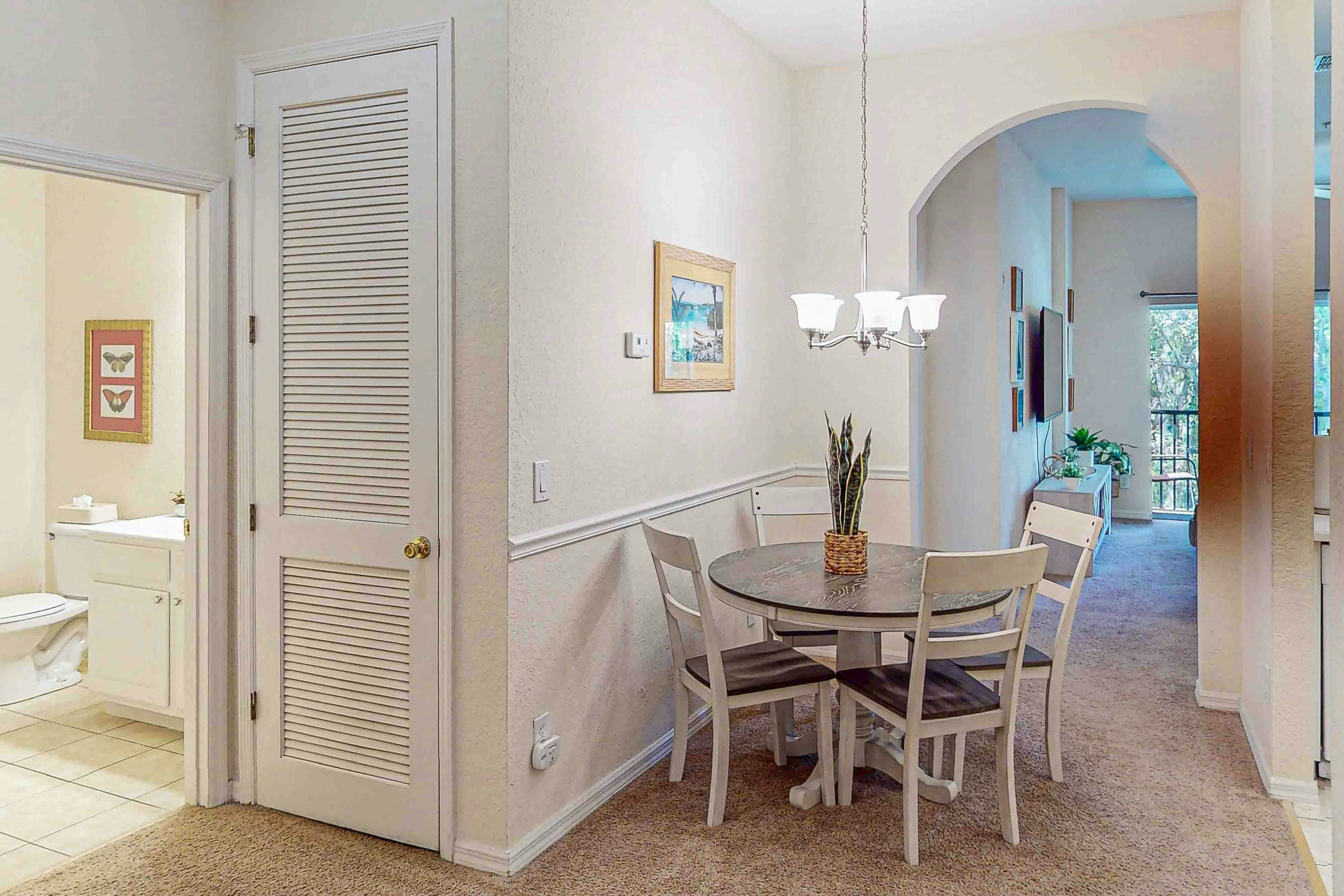 Lovely Condo with Balcony & Shared Gym, Pool, and Sauna