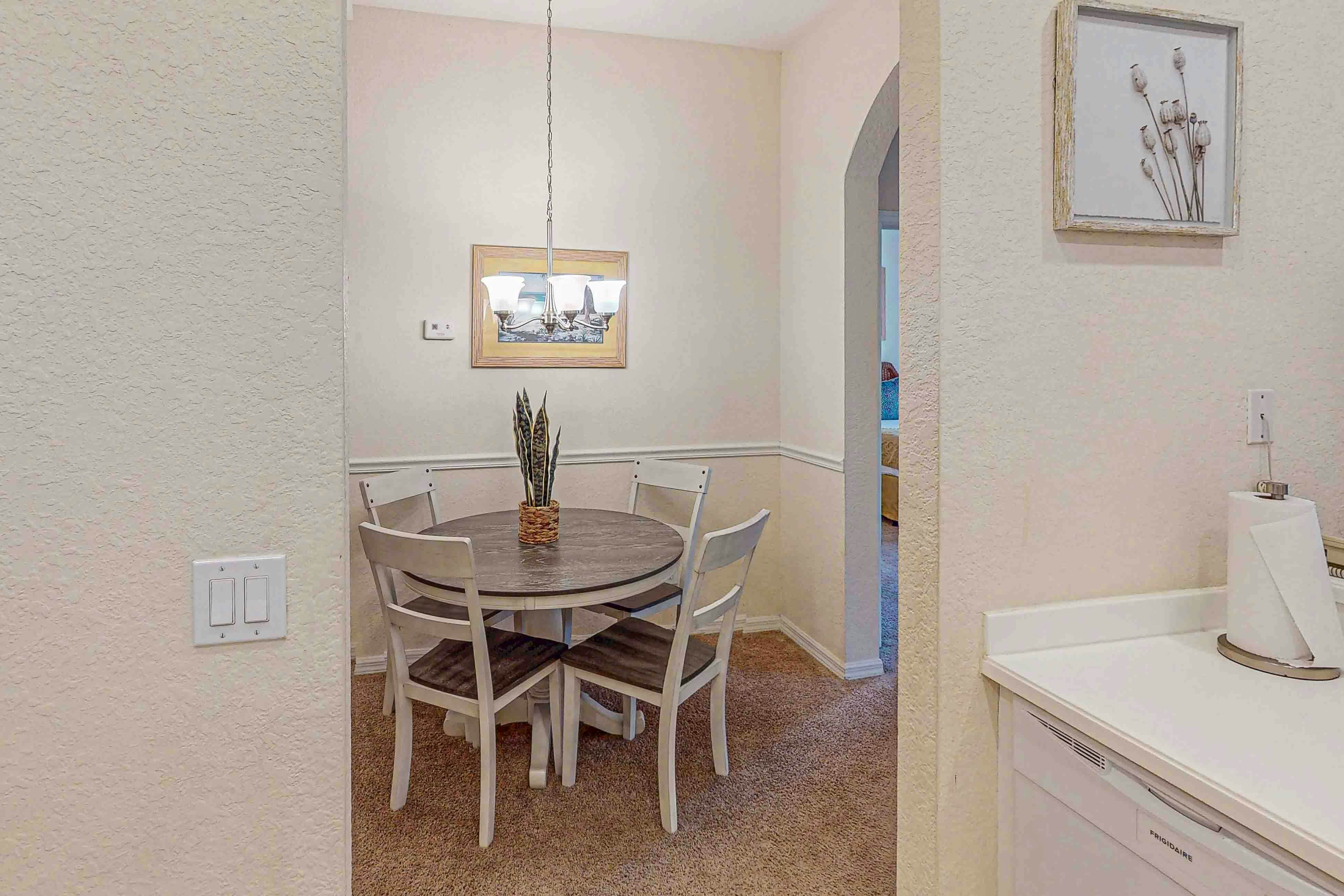 Lovely Condo with Balcony & Shared Gym, Pool, and Sauna